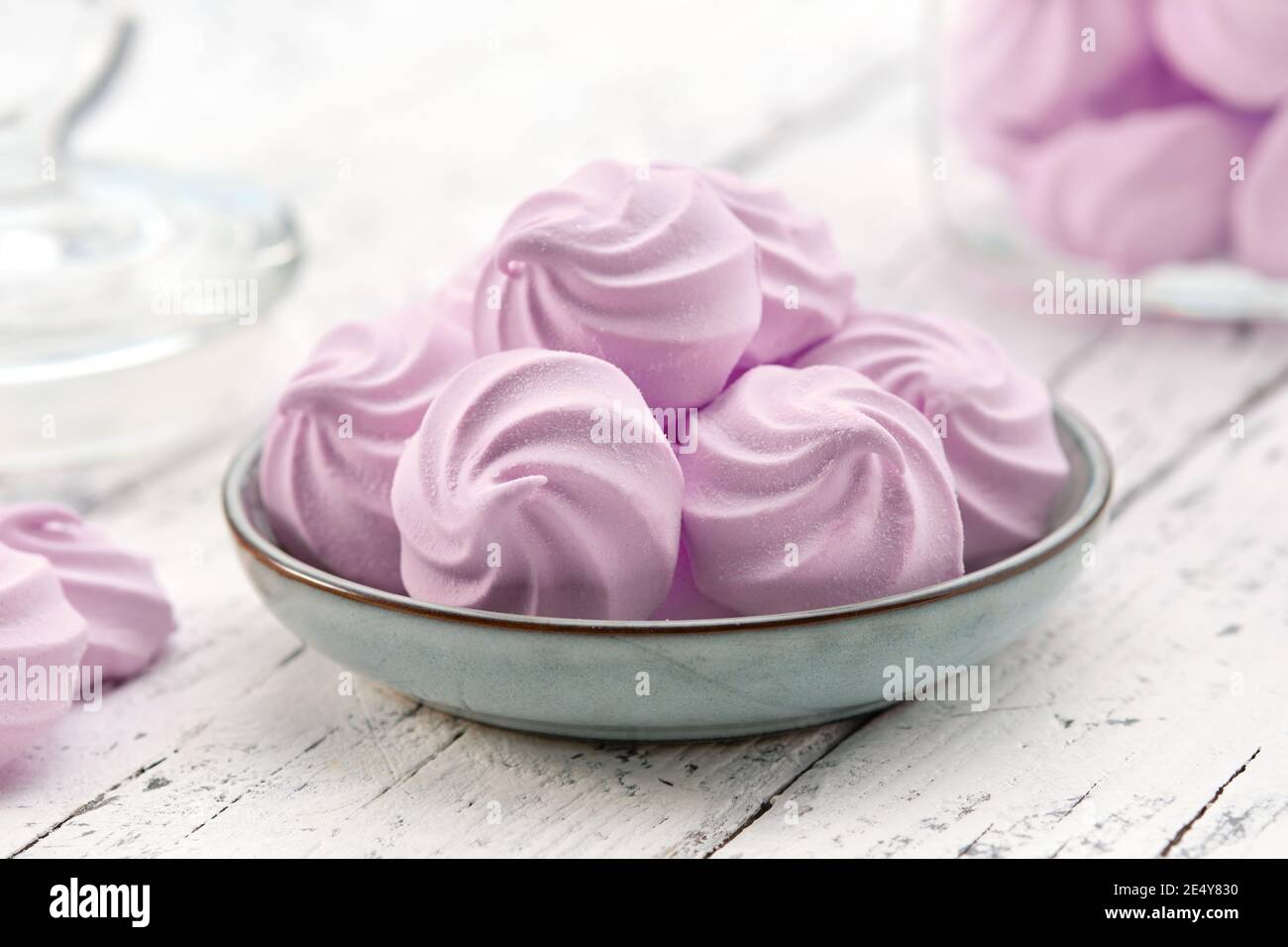 Marshmallows doux faits maison sur plaque bleue gros plan. Bonbons sains faits maison. Pot en verre de guimauves naturelles sur fond. Banque D'Images