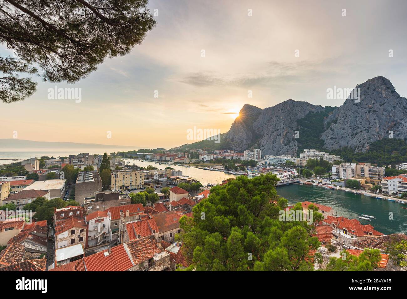 Vue panoramique sur Omis et la gorge de la rivière Cetina, Dalmatie, Riviera Makarska, Croatie. Banque D'Images