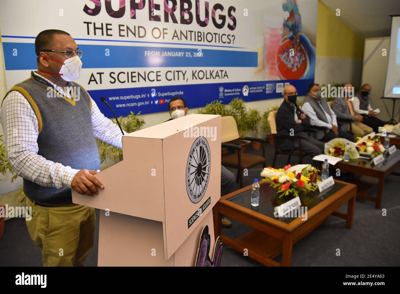 Le Dr Sanjay Bhattacharya, microbiologiste consultant principal, Centre  médical Tata, Kolkata., s'adresse à la cérémonie inaugurale de l'exposition  « les insectes - la fin des antibiotiques? », Explore comment la société  répond