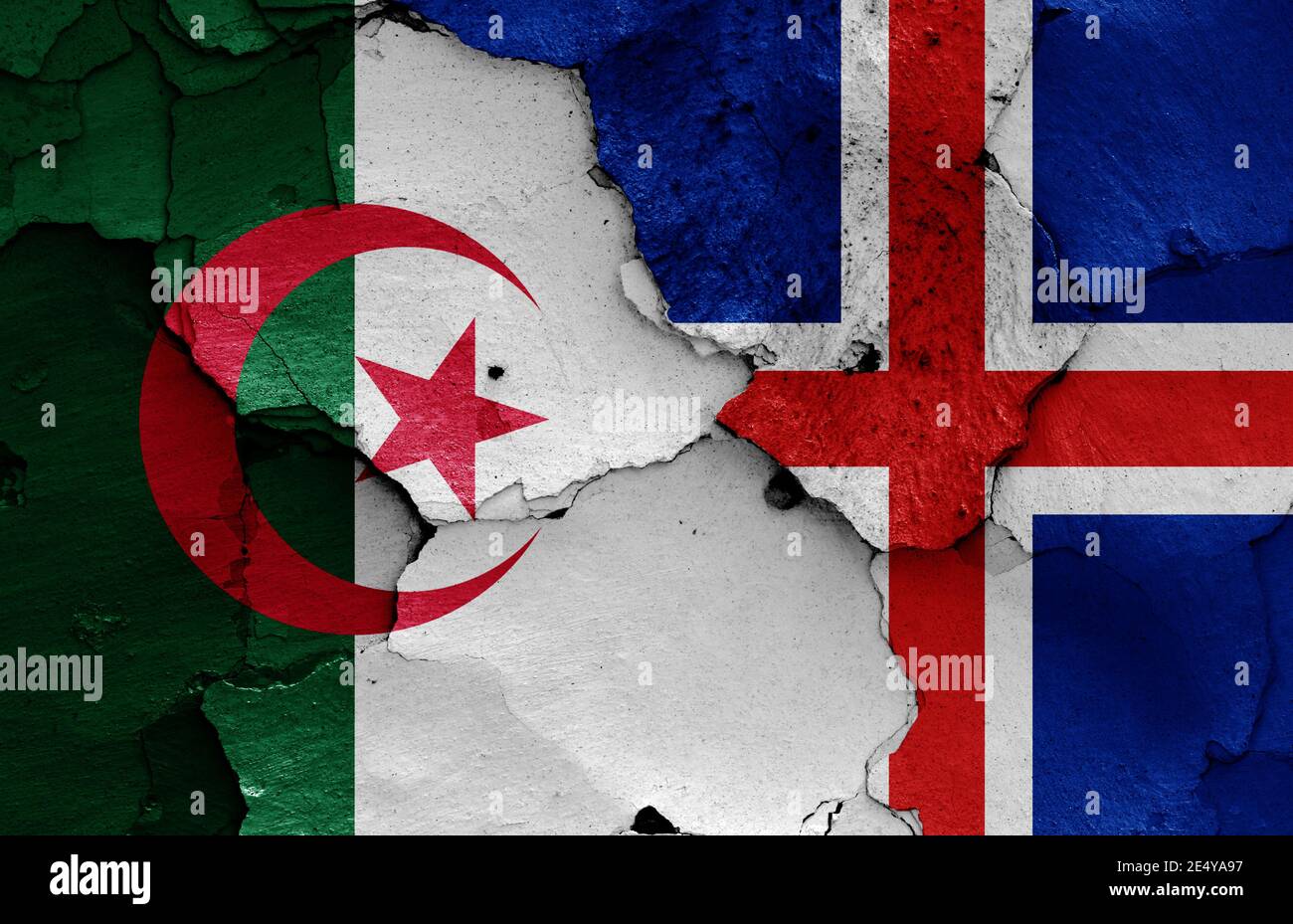 Drapeaux de l'Algérie et de l'Islande peints sur un mur fissuré Banque D'Images