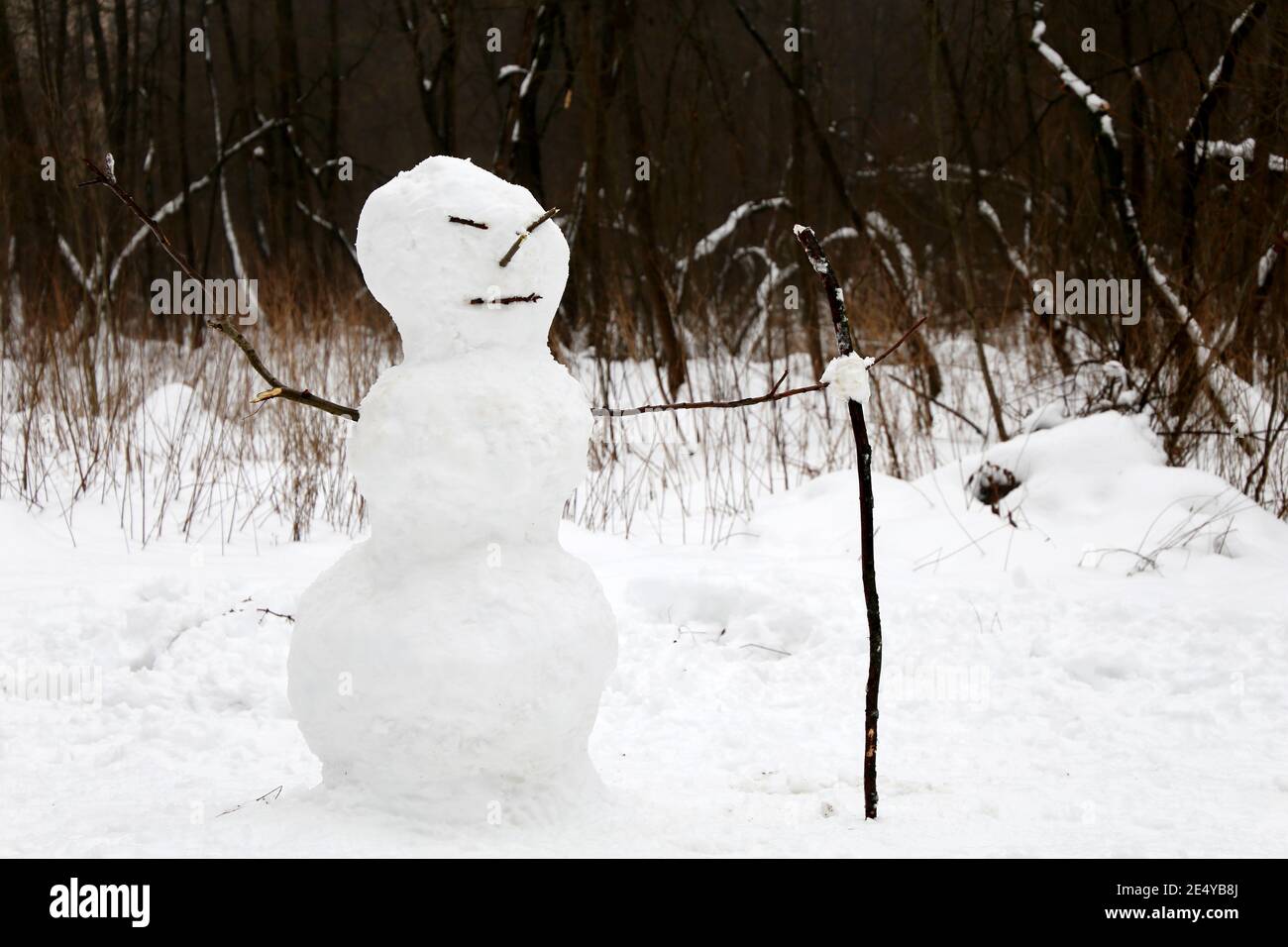 Bonhomme de neige en colère dans un parc d'hiver. Créativité des enfants, loisirs par temps froid Banque D'Images