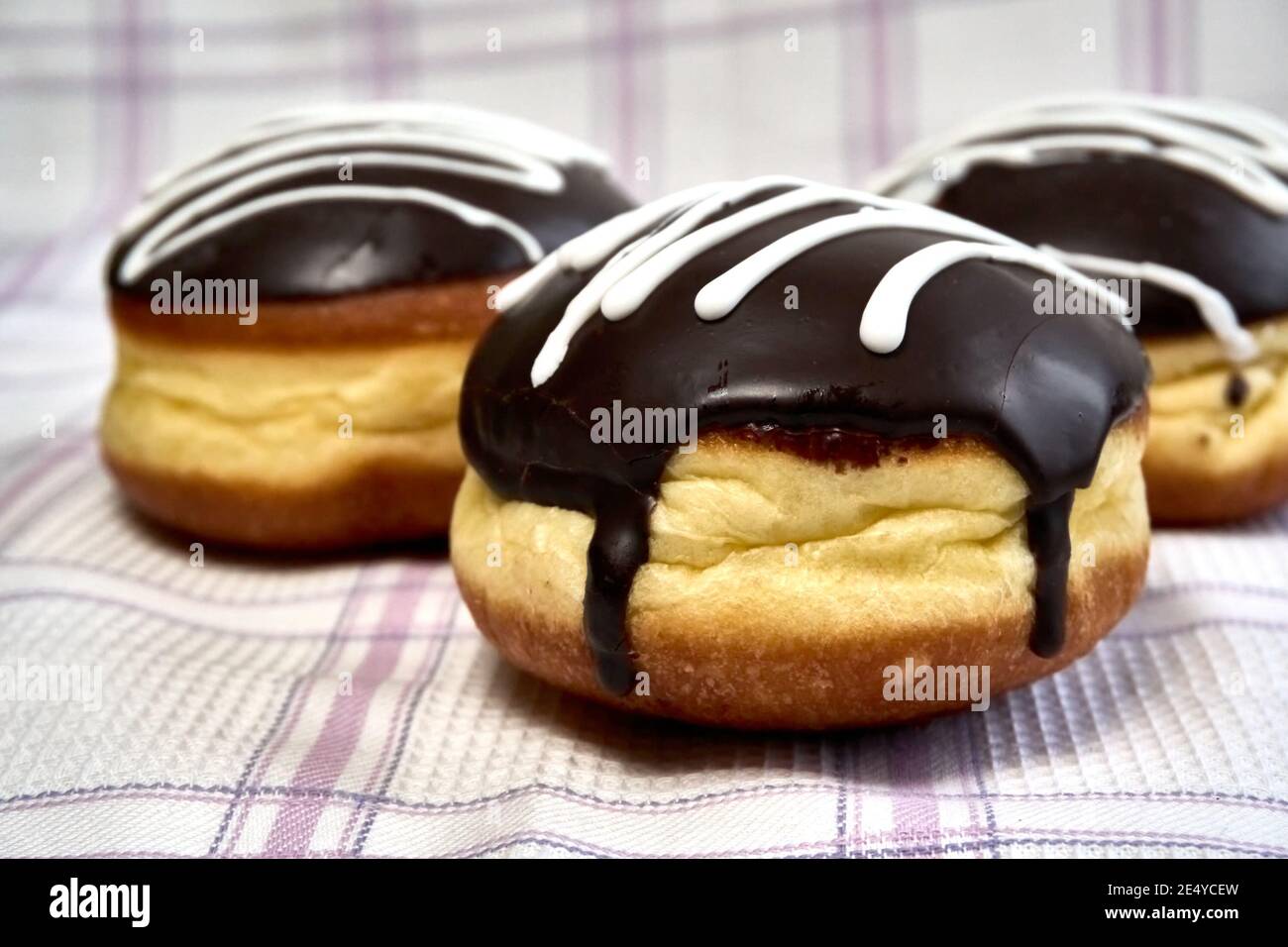 Délicieux beignets d'air sur fond de tissu. Banque D'Images