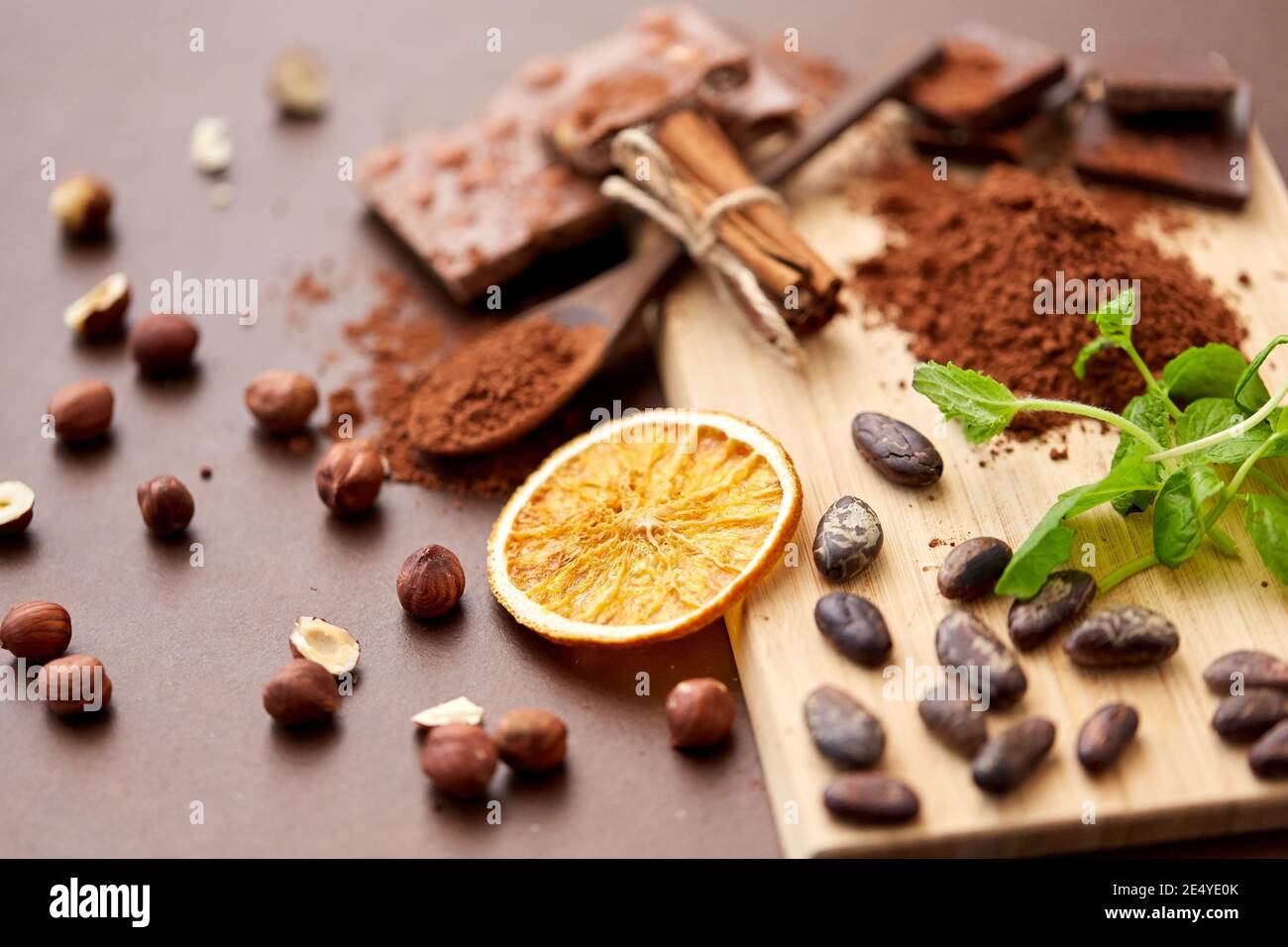 chocolat aux noisettes, fèves de cacao et orange Banque D'Images