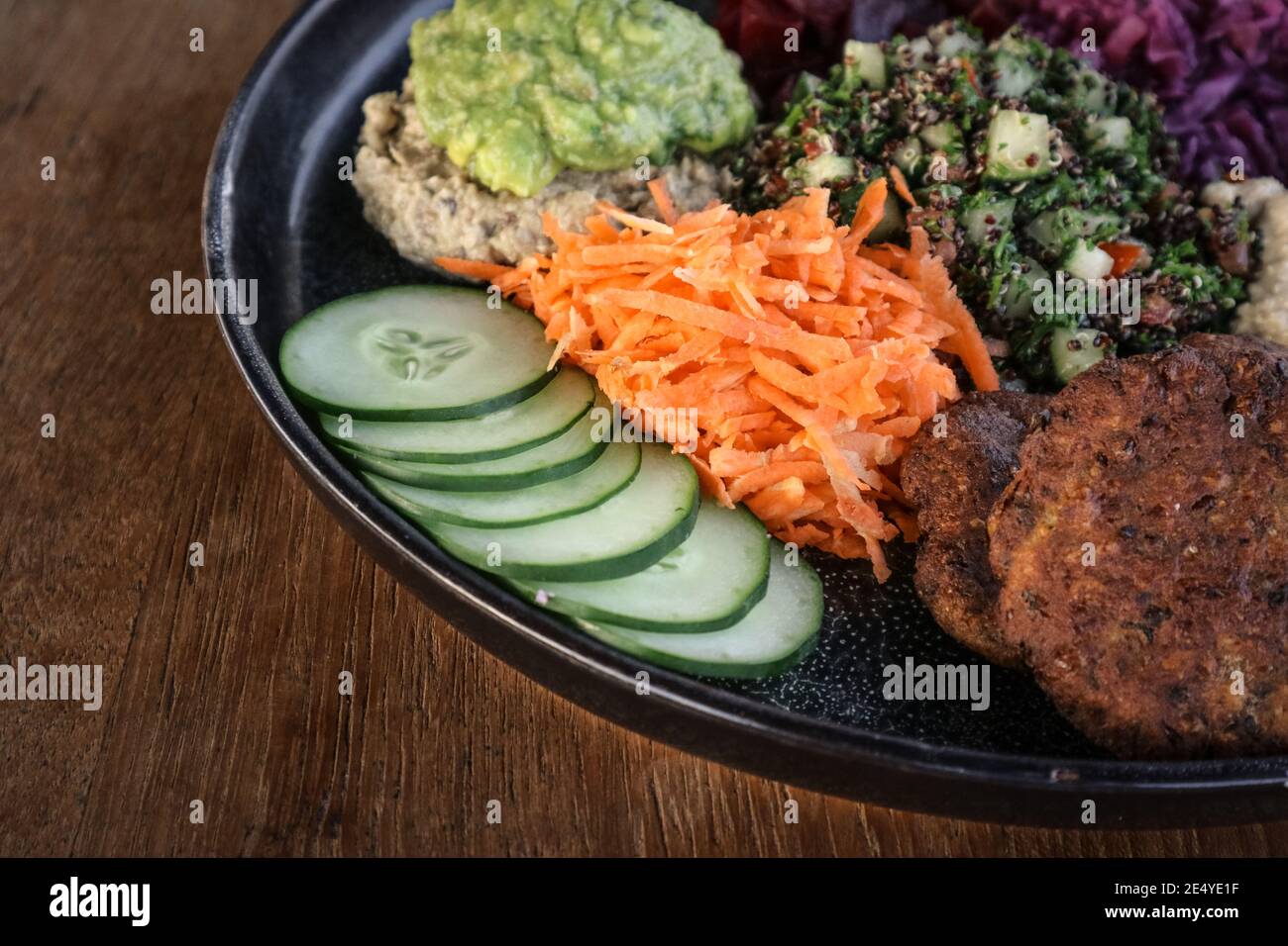 Plat de mezze avec houmous, bababaganoush, tabouli, purée d'avocat, cornichon, betterave et dosa sans gluten. Banque D'Images