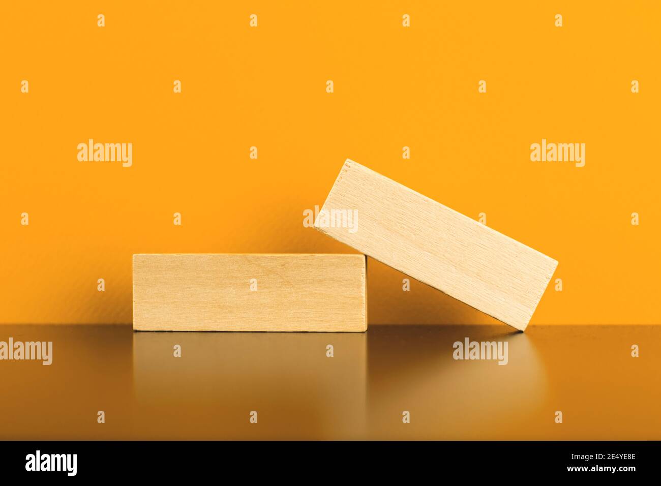 Modèle de photo conceptuel de vision et de stratégie d'affaires avec pile de chevilles en bois. Photo de haute qualité Banque D'Images