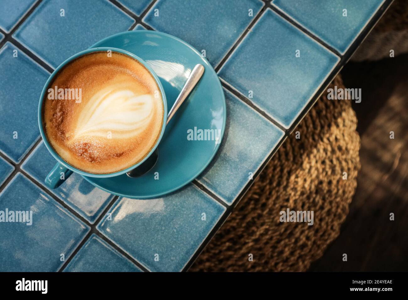 Café avec art latte sur le dessus dans la tasse bleue, vue de dessus Banque D'Images