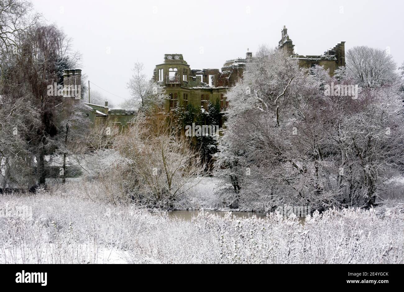 Guys Cliffe House ruines par temps neigeux, Warwick, Warwickshire, Angleterre, Royaume-Uni Banque D'Images