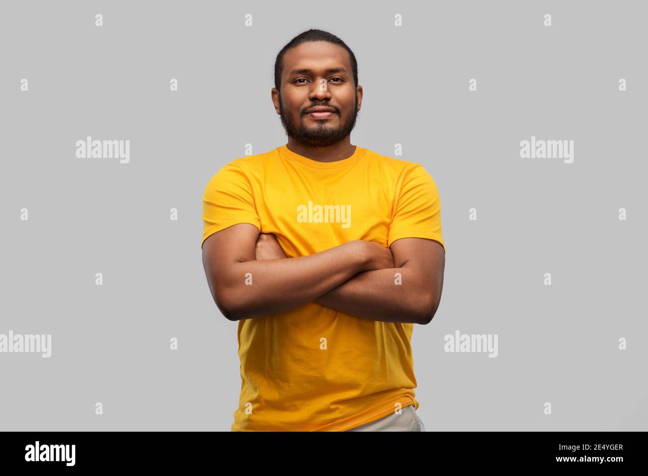 homme afro-américain aux armes croisées Banque D'Images