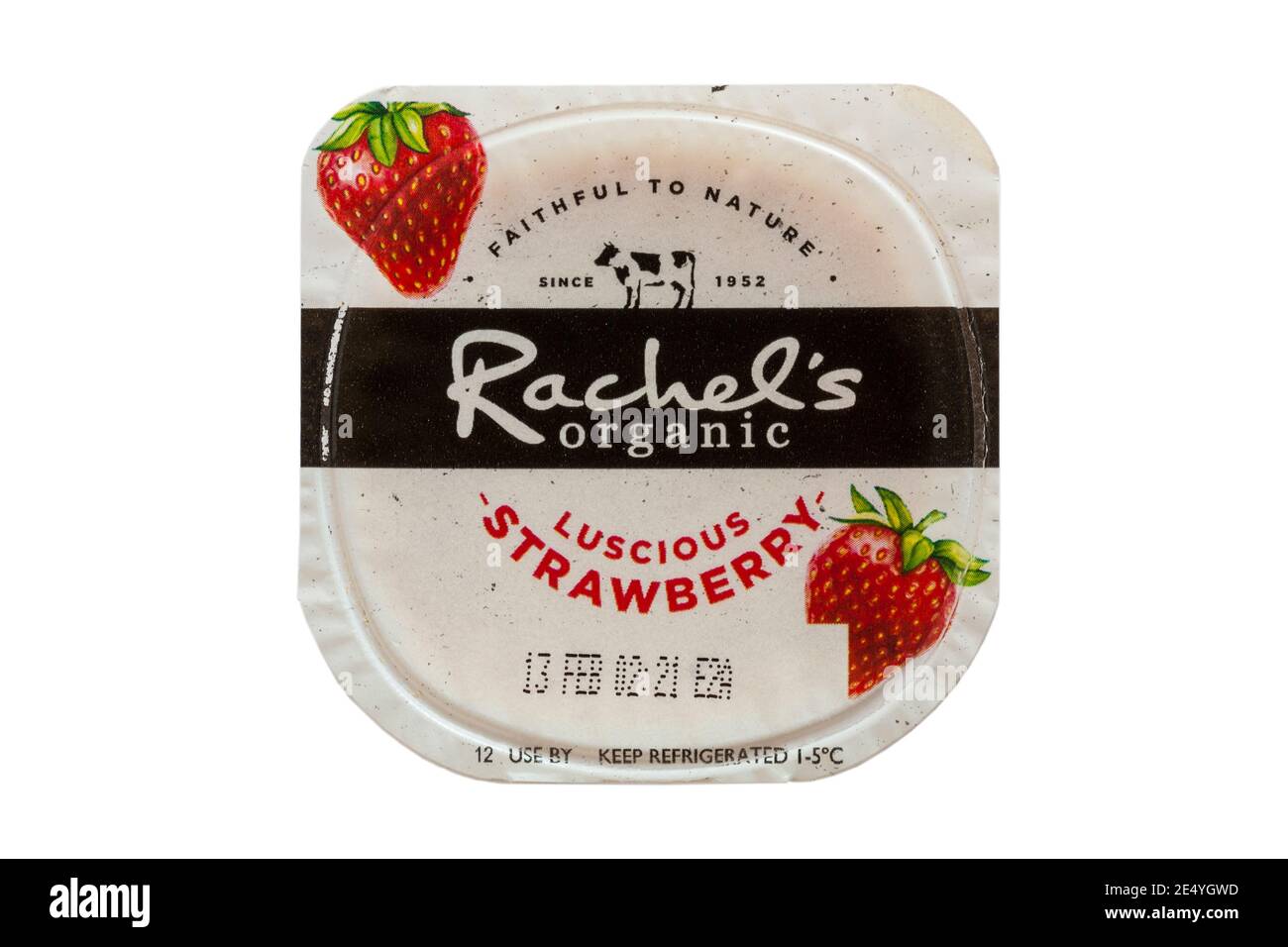 Rachel's bio fruits succulents naturellement bio-live yaourt fait avec des Britanniques lait entier isolé sur fond blanc - yogourt aux fraises succulent Banque D'Images