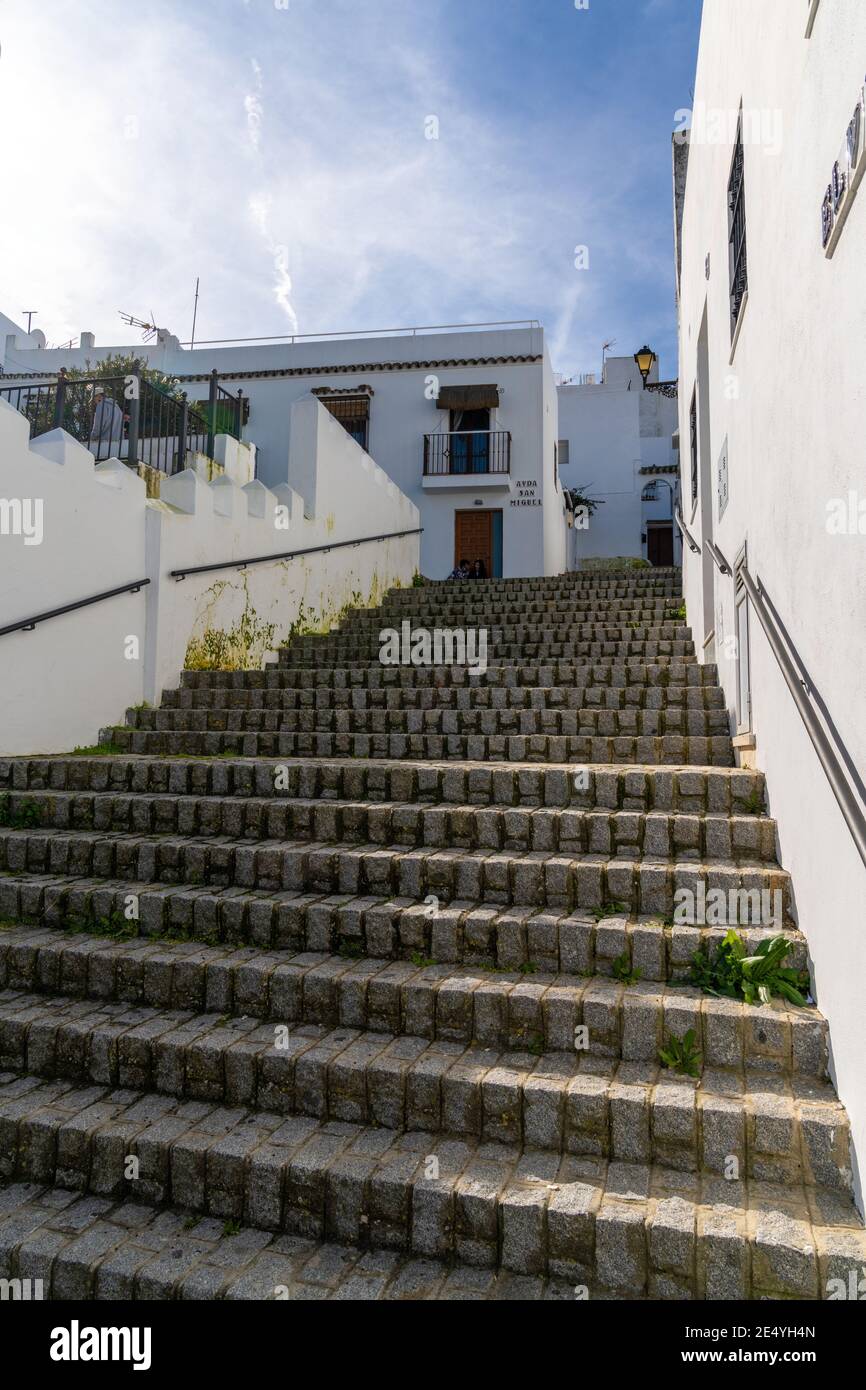 'Vejer de la Frontera, Espagne - 17 janvier 2021 : escalier menant à une ruelle étroite dans le centre-ville historique de Vejer de la FronteraVejer de Banque D'Images