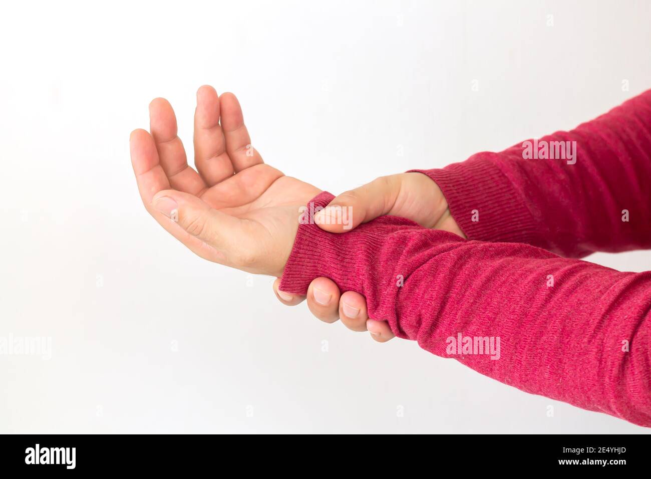 Homme souffrant de douleurs au poignet à cause de l'arthrite, du rhumatisme ou de la crache. Concept de soins de santé Banque D'Images