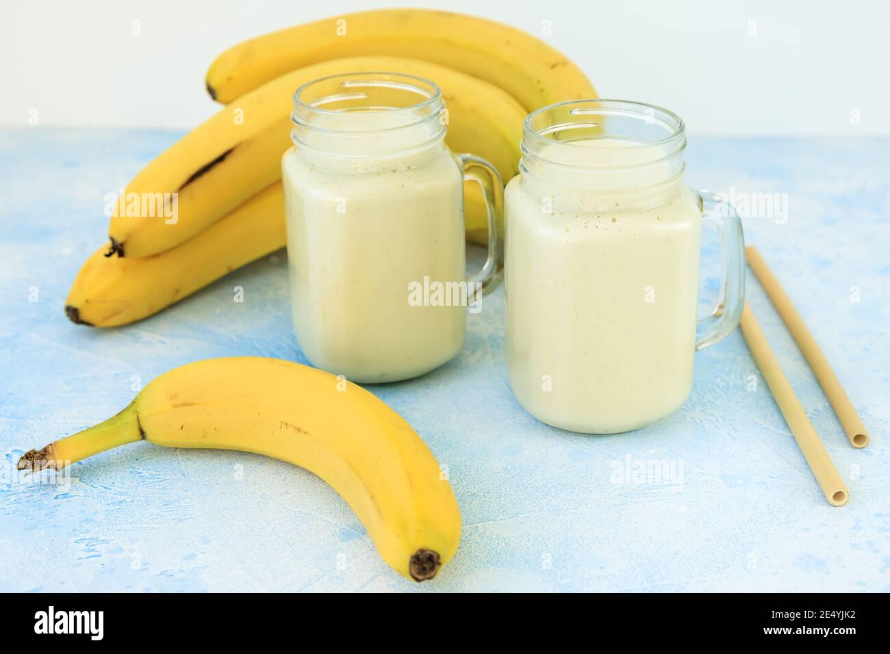 Délicieux smoothie bnana avec fruits, nourriture végétarienne, régime et concept de santé Banque D'Images