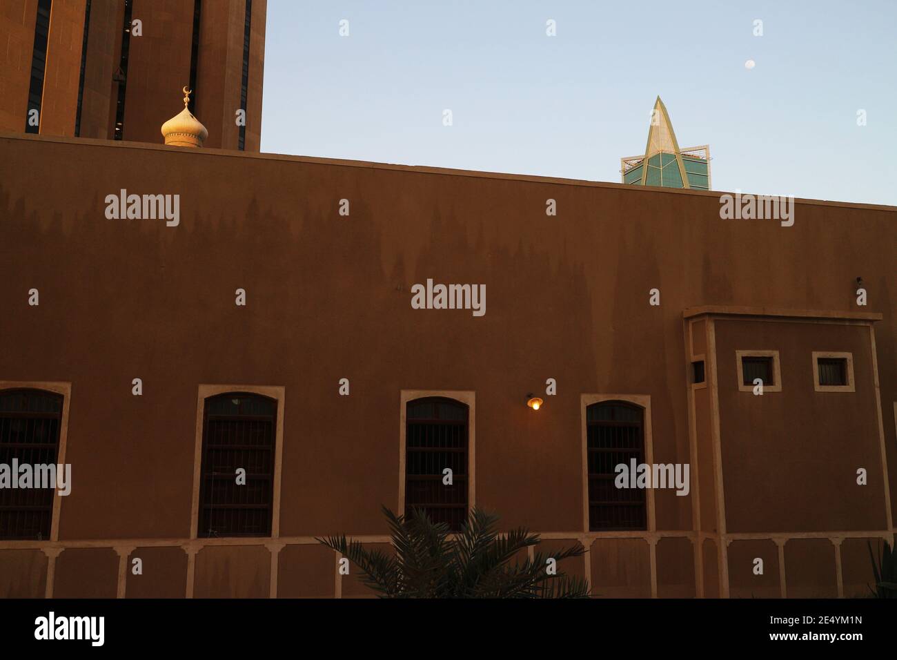 Koweït/Koweït – 10 janvier 2021 : minaret de l'ancienne mosquée avec le symbole du croissant éclipsé par des gratte-ciels modernes Banque D'Images