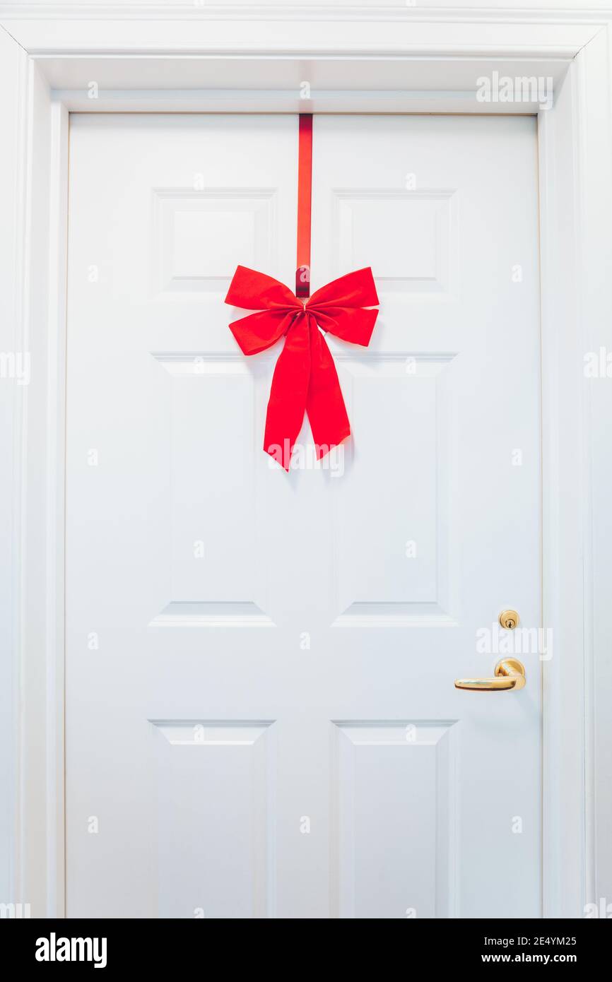 Porte d'appartement blanche avec noeud rouge. Décoration de Noël concept  Photo Stock - Alamy
