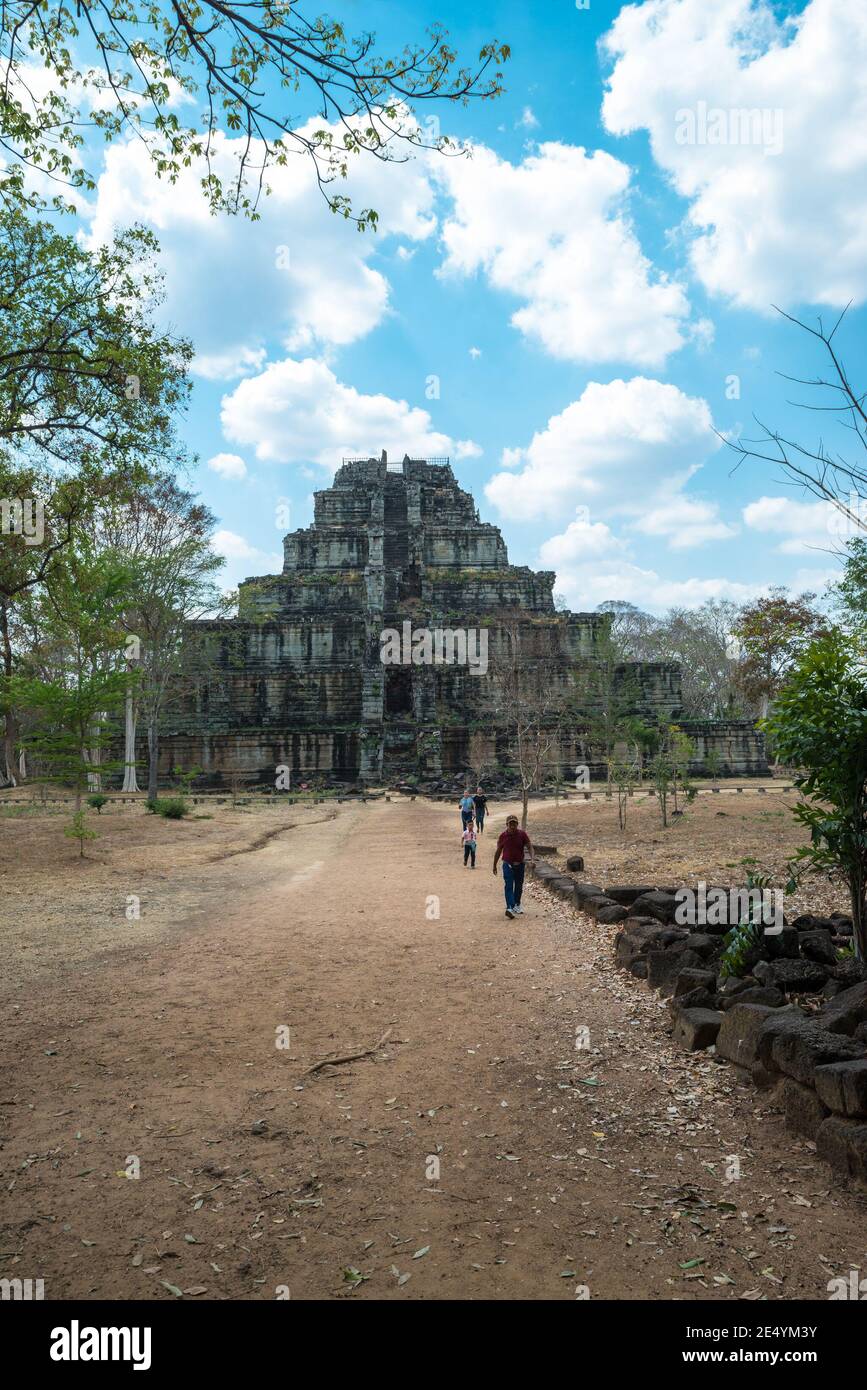 Vue sur la pyramide à sept niveaux du site du temple de Prasat Thom de Koh Ker, région de Preah Vihear, Cambodge, Asie Banque D'Images