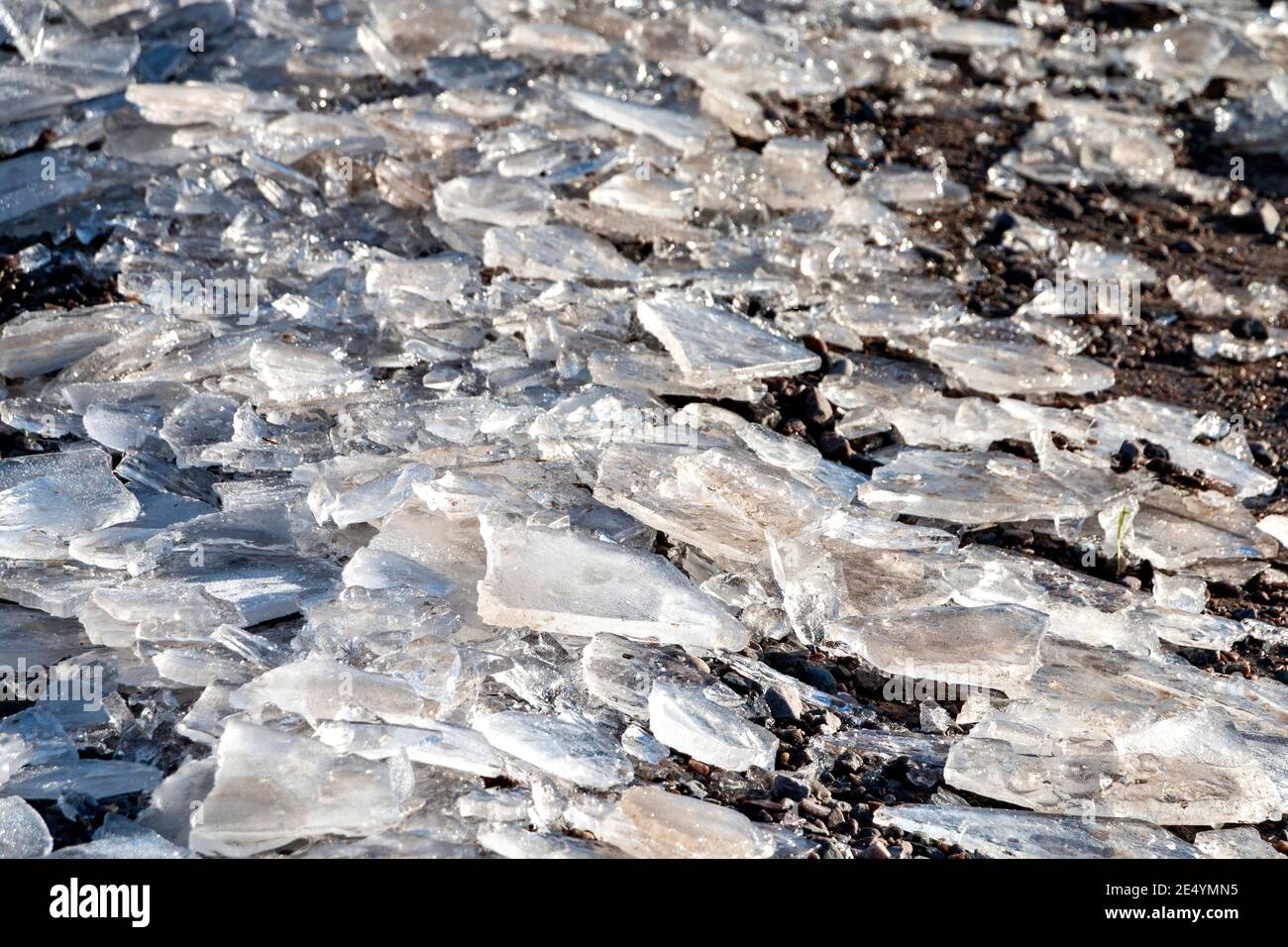 MORCEAUX D'HIVER OU DE GLACE SUR UNE ROUTE Banque D'Images