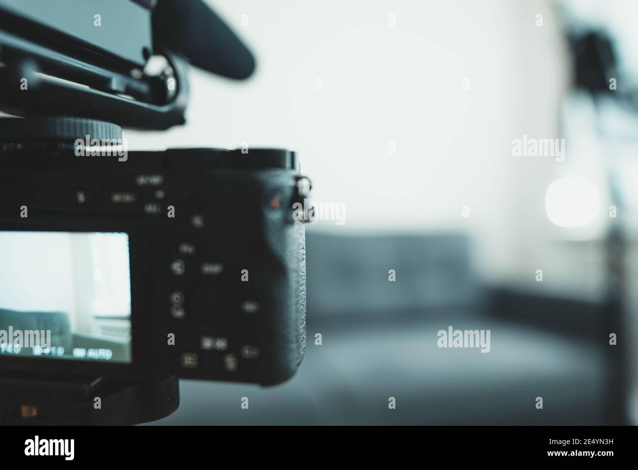 Caméra vidéo et lumière à la maison. Concept vlog. Banque D'Images