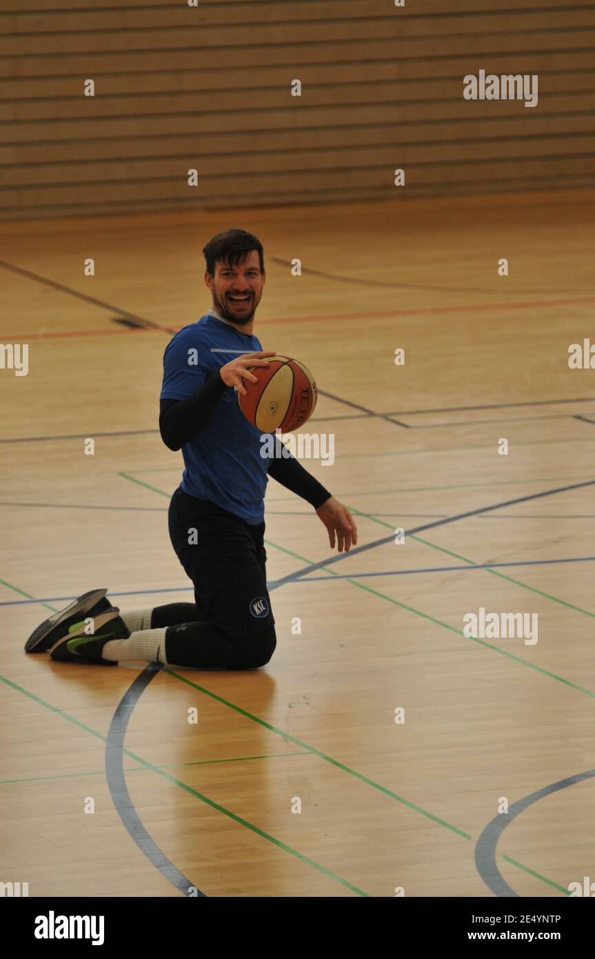 ksc-socerplayer professionnel jouant au basket-ball Karlsruher SC Zweitliga-Profi spielen Basketball Banque D'Images