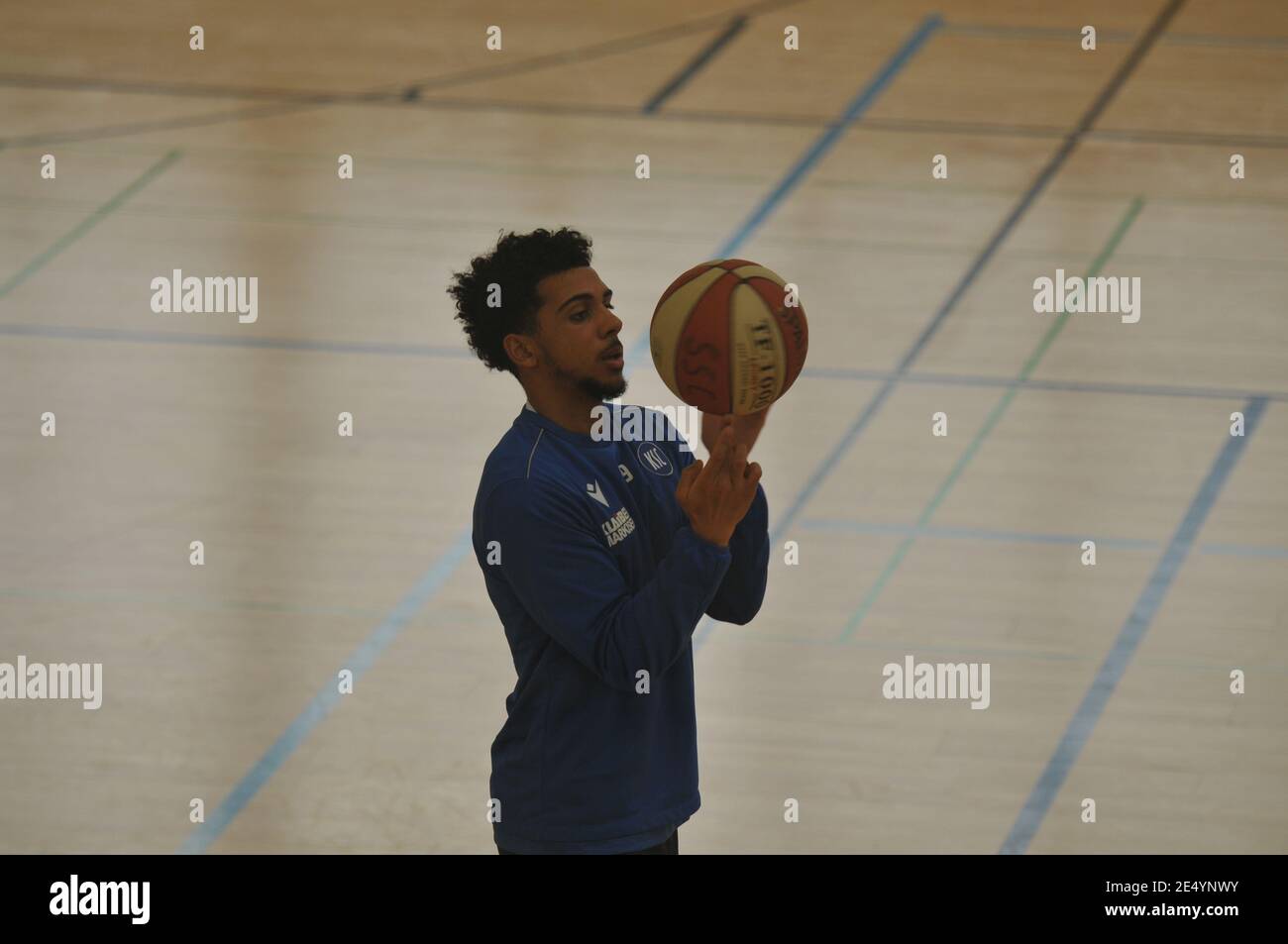 ksc-socerplayer professionnel jouant au basket-ball Karlsruher SC Zweitliga-Profi Xavier Amaechi spielt Basket-ball Banque D'Images