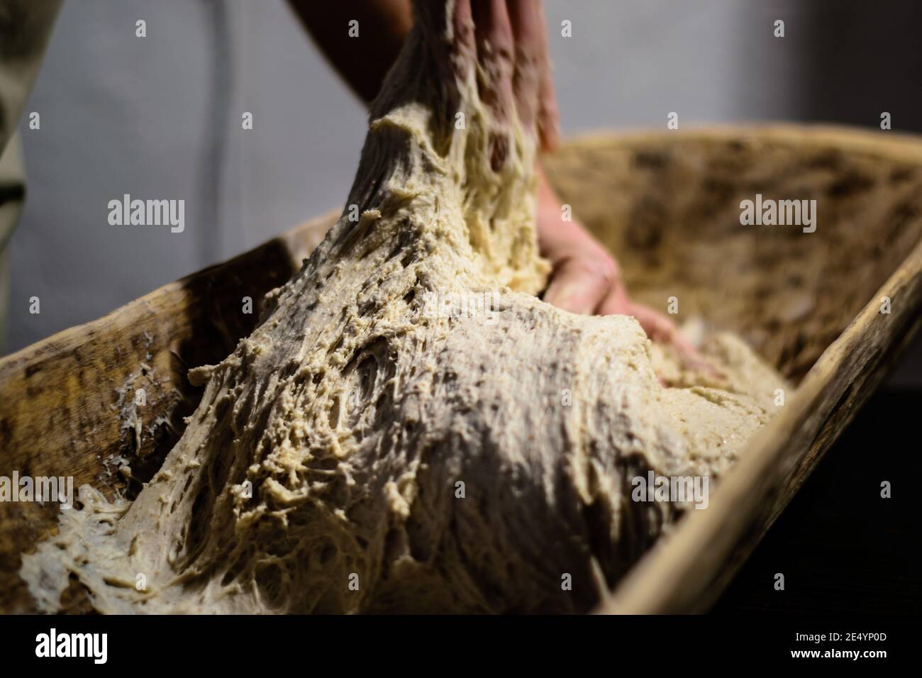 Pétrissage de la pâte pour le four dans un pain traditionnel en bois bac de  rinçage Photo Stock - Alamy