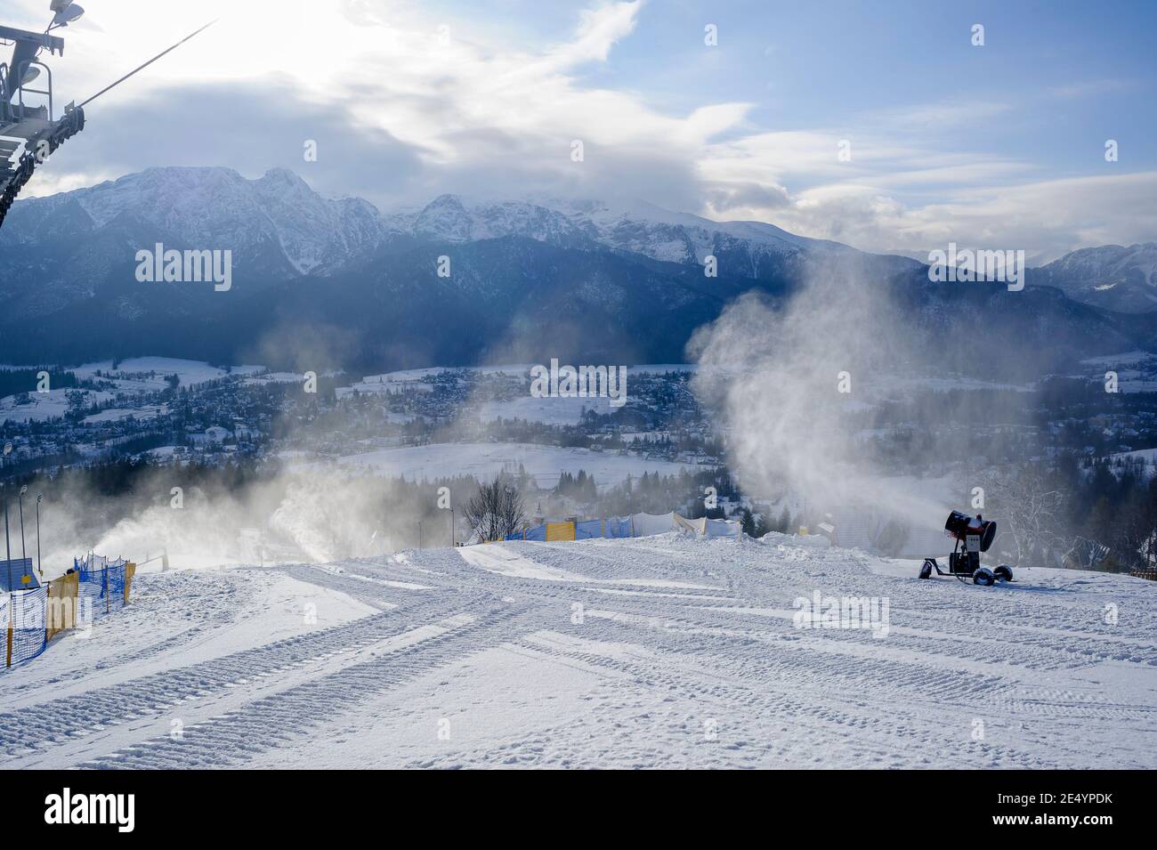 Dans la station de ski de Zacopane, un canon à neige profite du froid du matin pour arroser les pistes avec de la neige fraîche. Banque D'Images