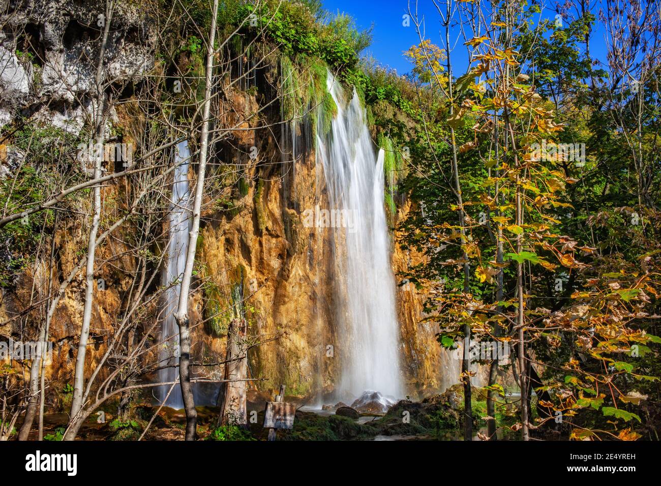 Cascade de Mali Prstavac en automne, Parc national des lacs de Plitvice, Croatie Banque D'Images