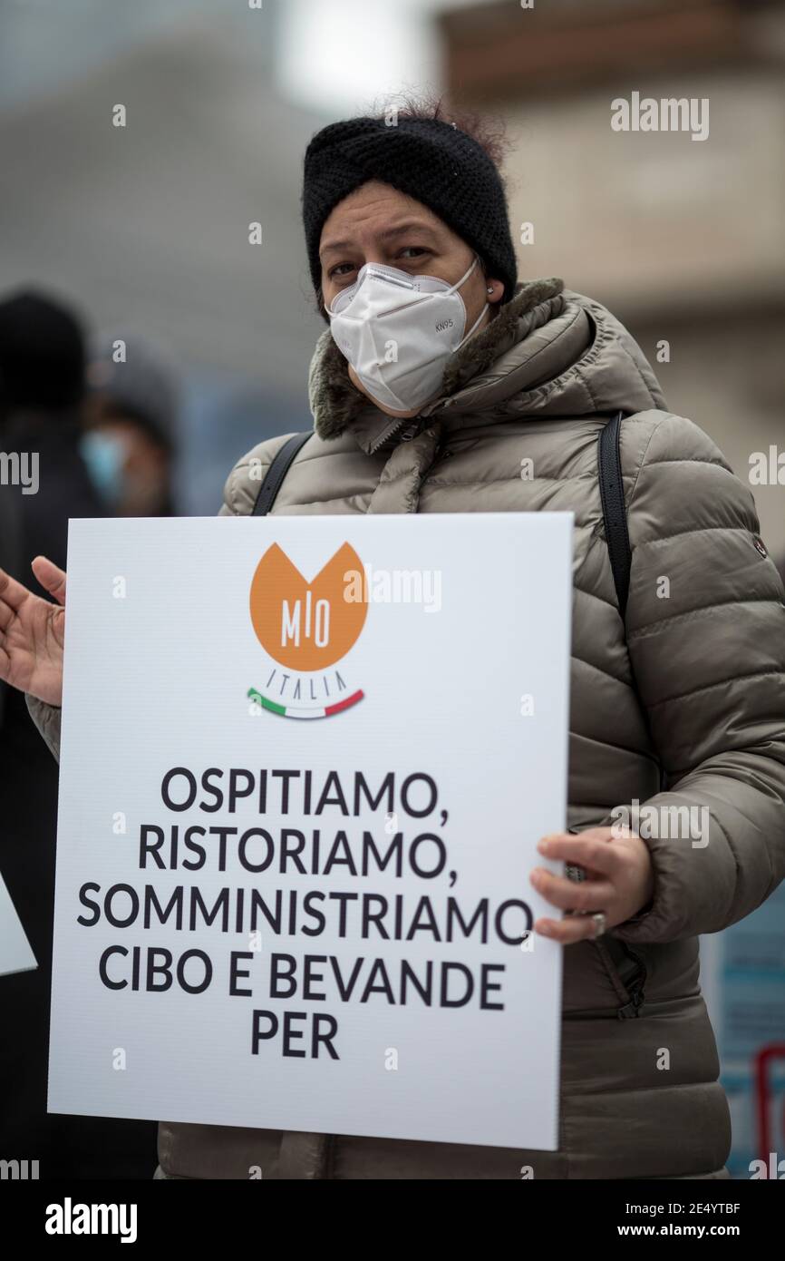 Rome, Italie. 25 janvier 2021. Rome, 25/01/2021. Aujourd'hui, une manifestation nationale sur la Piazza del Popolo pour souligner la situation dramatique de l'industrie hôtelière en Italie lors de la « deuxième vague » de la pandémie Covid-19/coronavirus, pour appeler le gouvernement à agir pour des investissements immédiats, des aides (Ristori), et des politiques pour sauver leur industrie. Crédit : LSF photo/Alamy Live News Banque D'Images