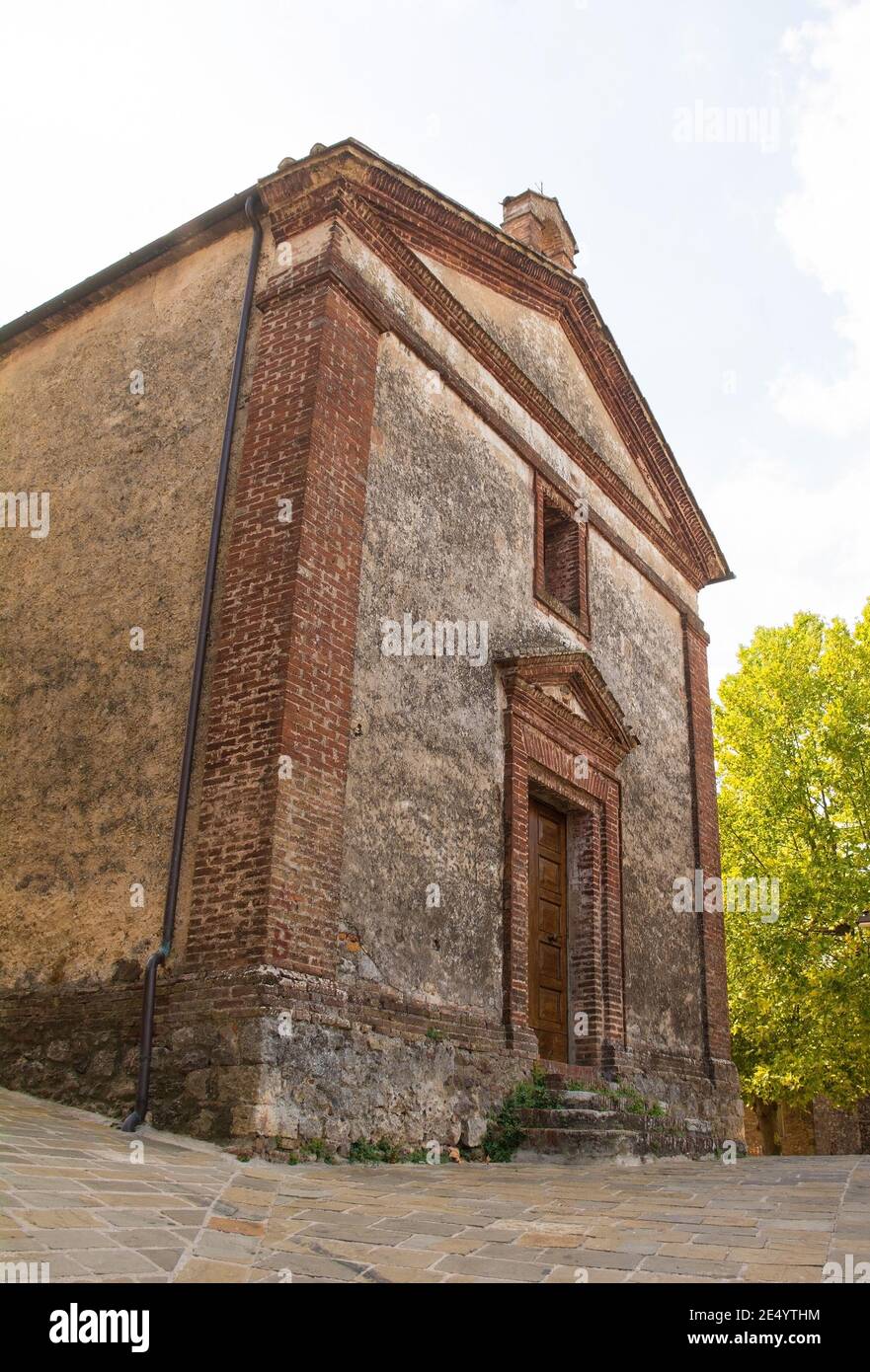 L'église du village historique de Chiesa della Compagna della Misericordia du XVIe siècle à San Lorenzo a Merse près de Monticiano dans la province de Sienne, Toscane, Banque D'Images