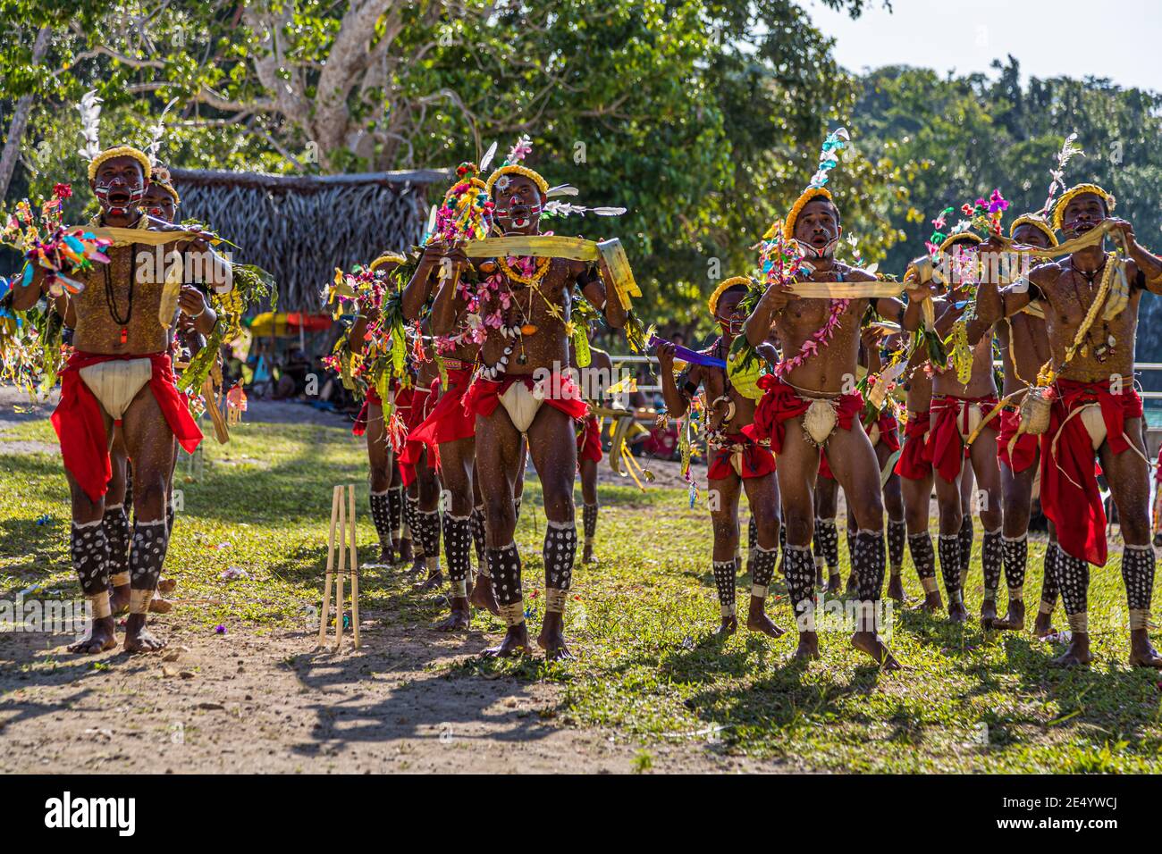 Le cricket-Game Trobriand Islands style à Kwebwaga, Papouasie-Nouvelle-Guinée Banque D'Images