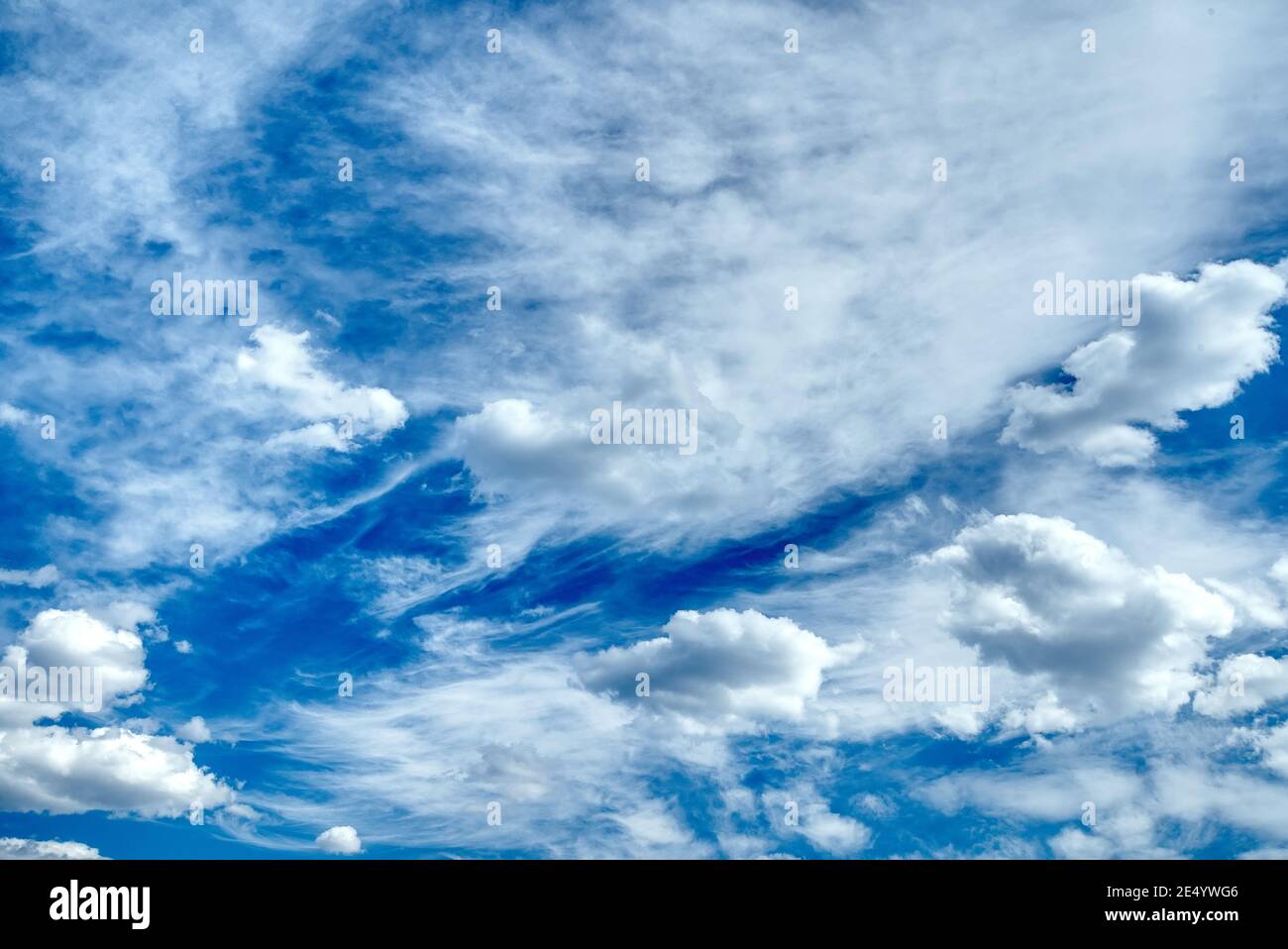 Les nuages blancs moelleux dans le ciel bleu Banque D'Images