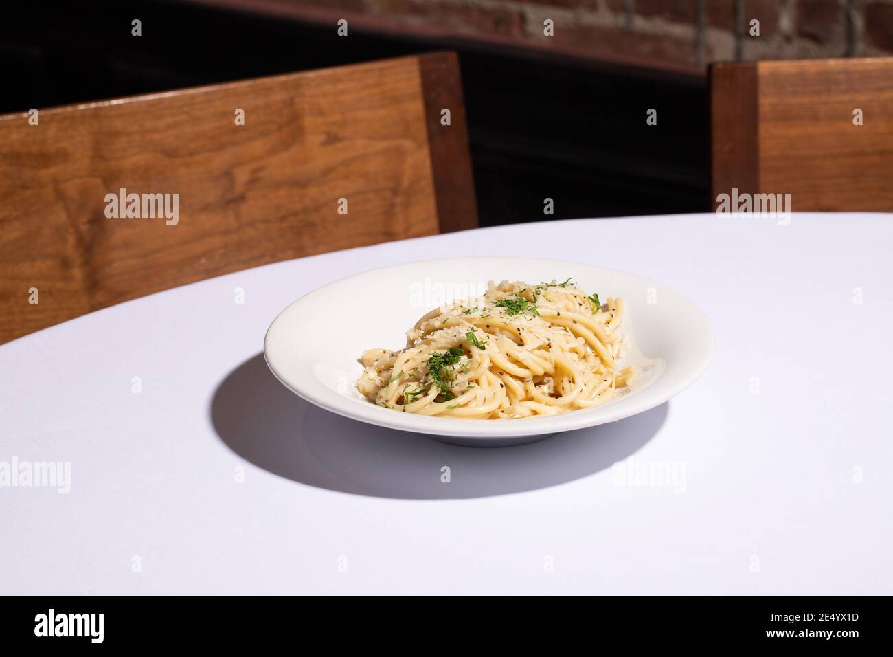 Cacio e Pepe sur la table blanche Banque D'Images