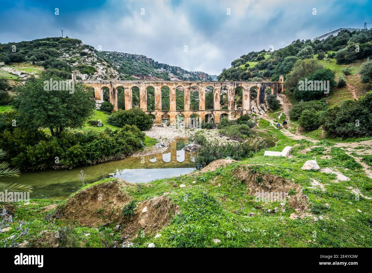 L'ancien aqueduc de Haroune caché dans les collines près de Moulay Idriss Zerhoun sur la rivière 'Oued' Lkhammane, Maroc Banque D'Images