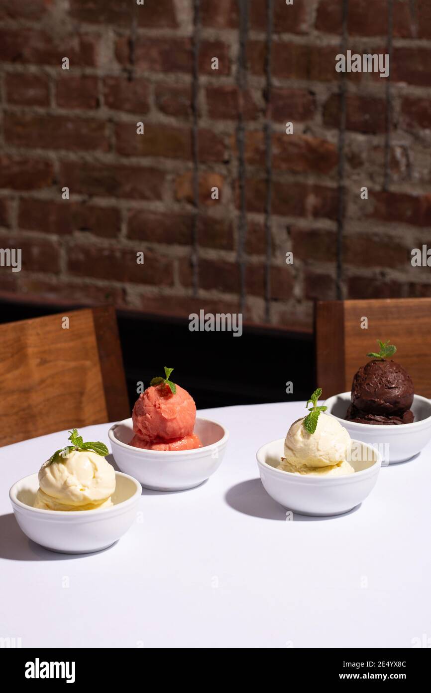 Quatre bols à la gélatine et au sorbet Banque D'Images