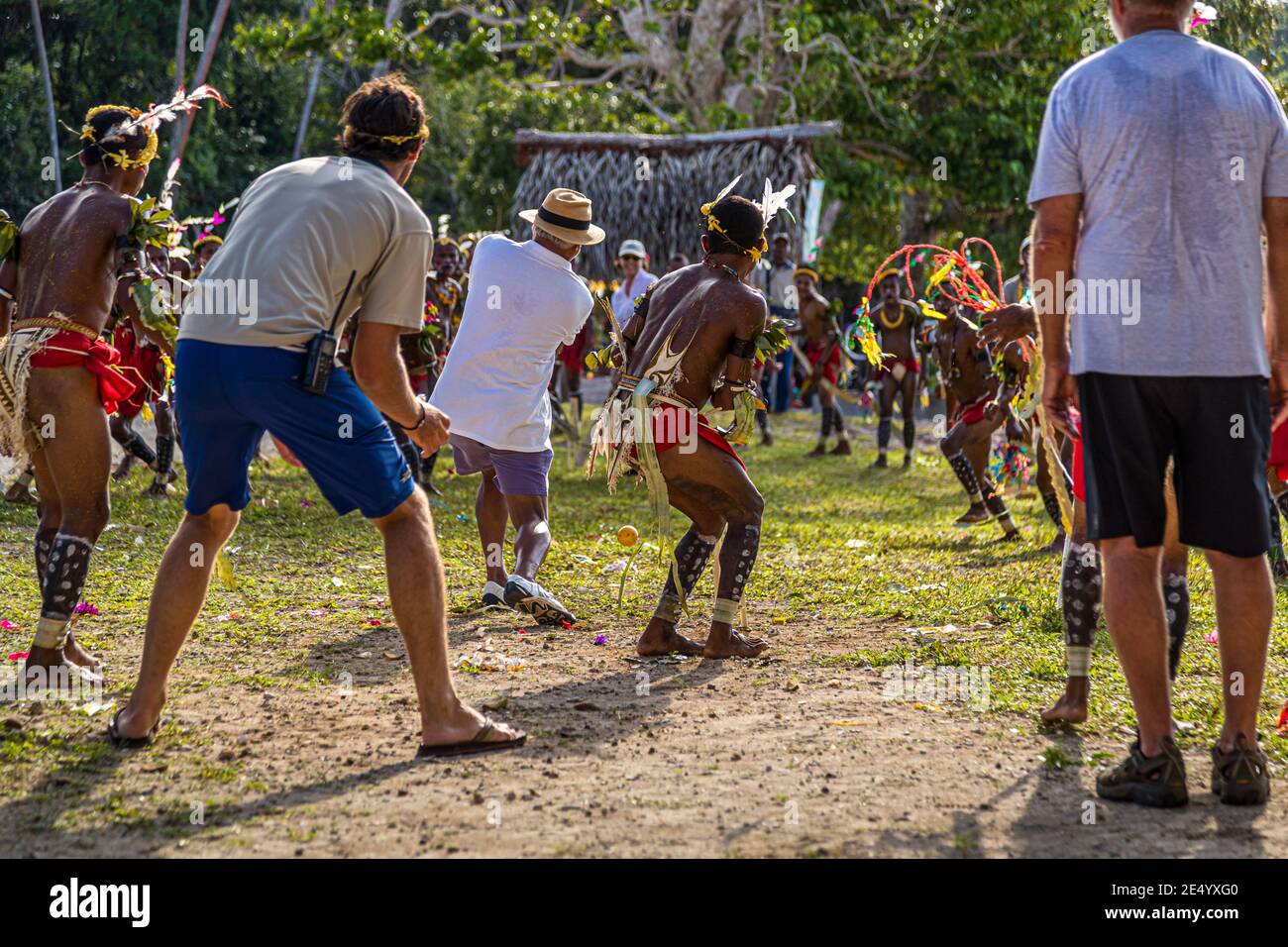 Le cricket-Game Trobriand Islands style à Kwebwaga, Papouasie-Nouvelle-Guinée Banque D'Images