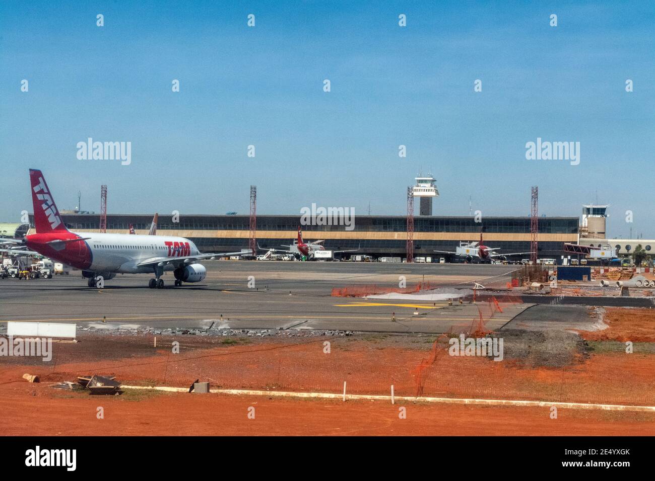 Un TAM Airbus 320 taxant vers le terminal passager à Brasília–Presidente Juscelino Kubitschek aéroport international près de la capitale Bras Banque D'Images