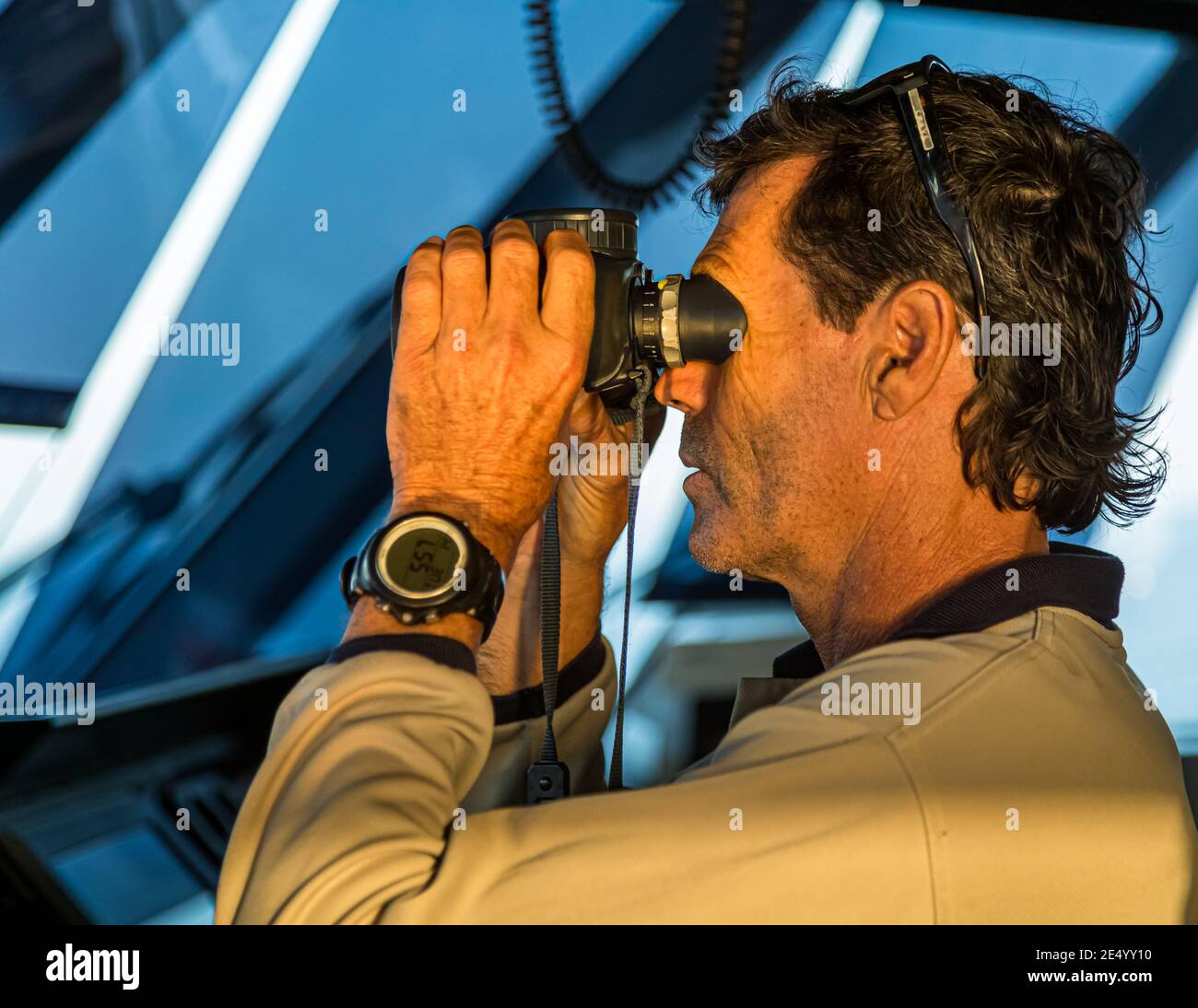 Capitaine à l'aide de jumelles stabilisées Banque D'Images