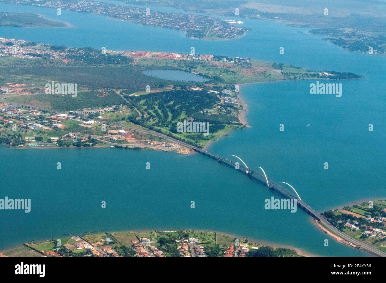 Vue aérienne du pont Juscelino Kubitschek, également connu sous le nom de pont JK du Président ou du pont JK, à travers le lac artificiel Paranoa dans le Banque D'Images