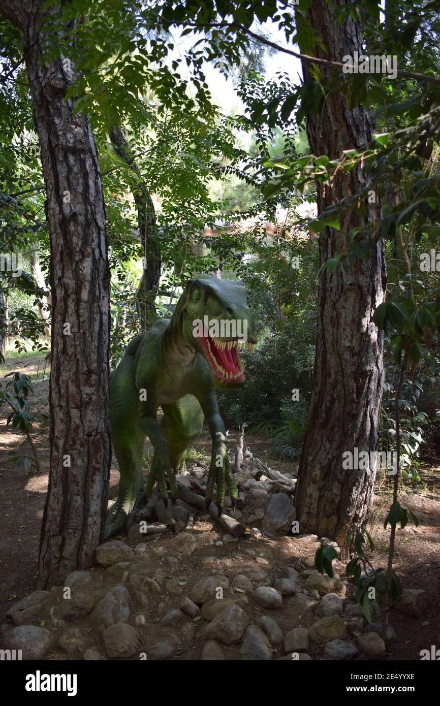 Irritator- Crétacé précoce, il y a 110 millions d'années. Dans le Dinopark. Statue de dinosaure dans le parc forestier dans la nature pour le fond. Modèle réaliste de h Banque D'Images