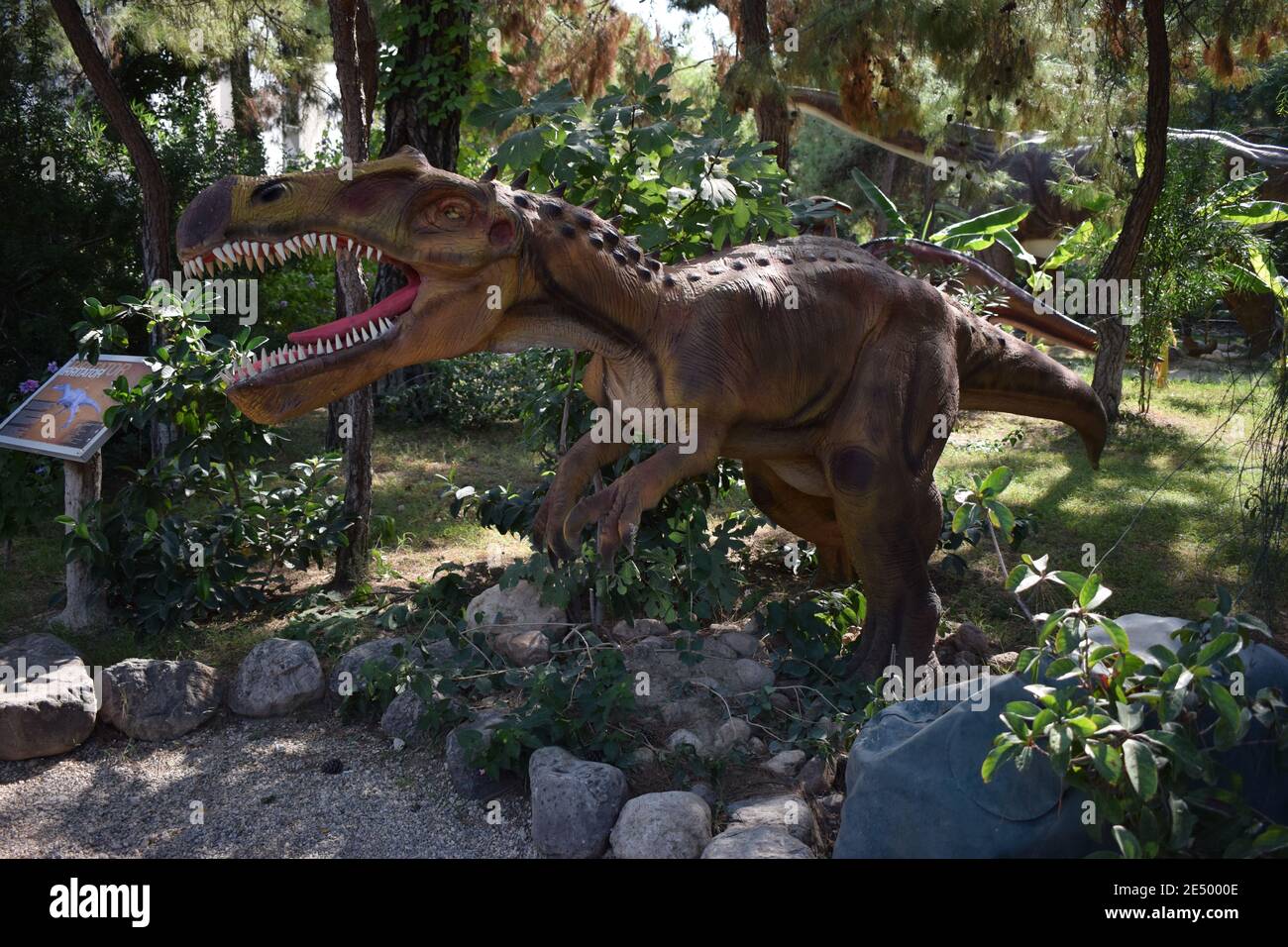 Irritator- Crétacé précoce, il y a 110 millions d'années. Dans le Dinopark. Statue de dinosaure dans le parc forestier dans la nature pour le fond. Modèle réaliste de h Banque D'Images