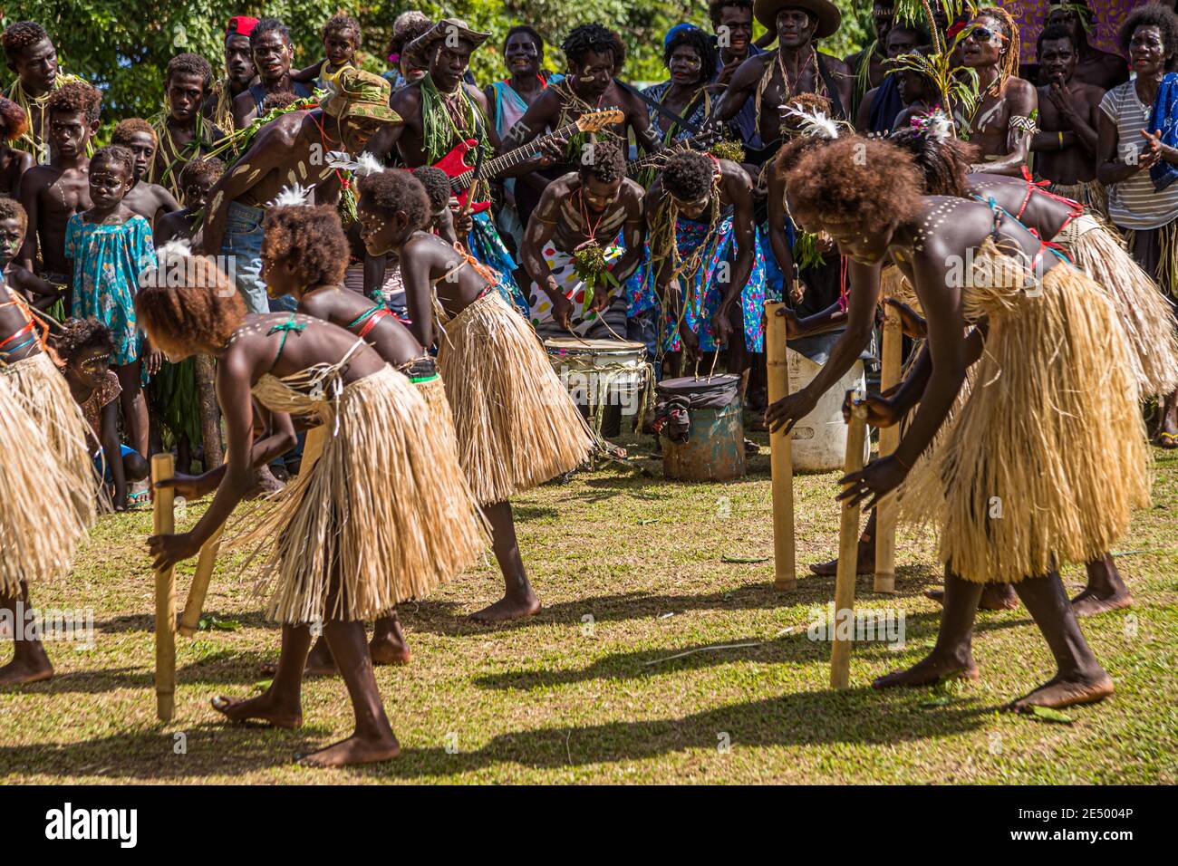 Sing-Sing à Bougainville, Papouasie-Nouvelle-Guinée. Festival de village coloré à Bougainville avec musique et danse Banque D'Images