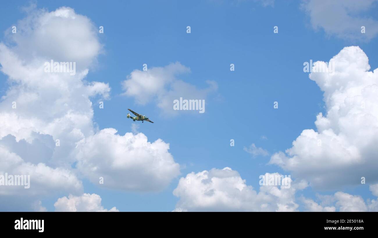 Avion militaire volant dans le ciel. Temps ensoleillé. Banque D'Images