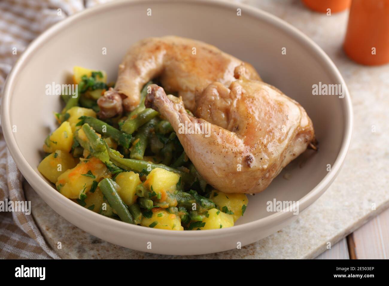 Cuisses de poulet avec pommes de terre et haricots verts Banque D'Images