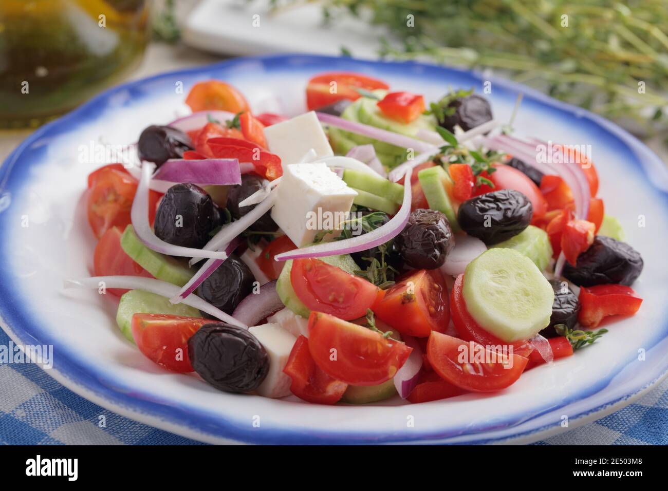 Salade grecque sur une table rustique Banque D'Images