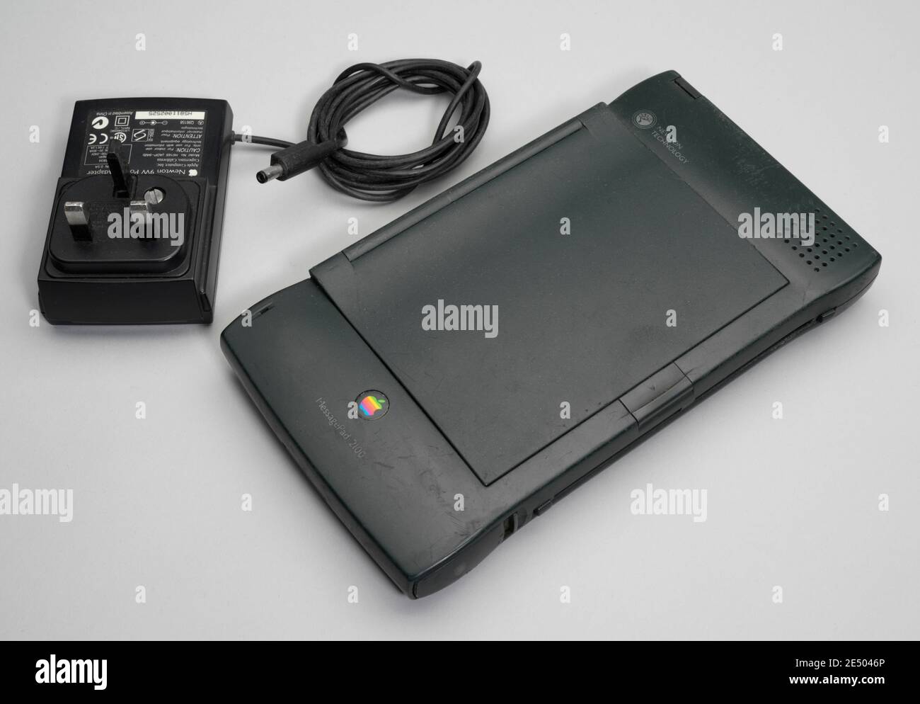 Apple Newton message Pad 2100 montrant l'adaptateur secteur de 1997 Banque D'Images