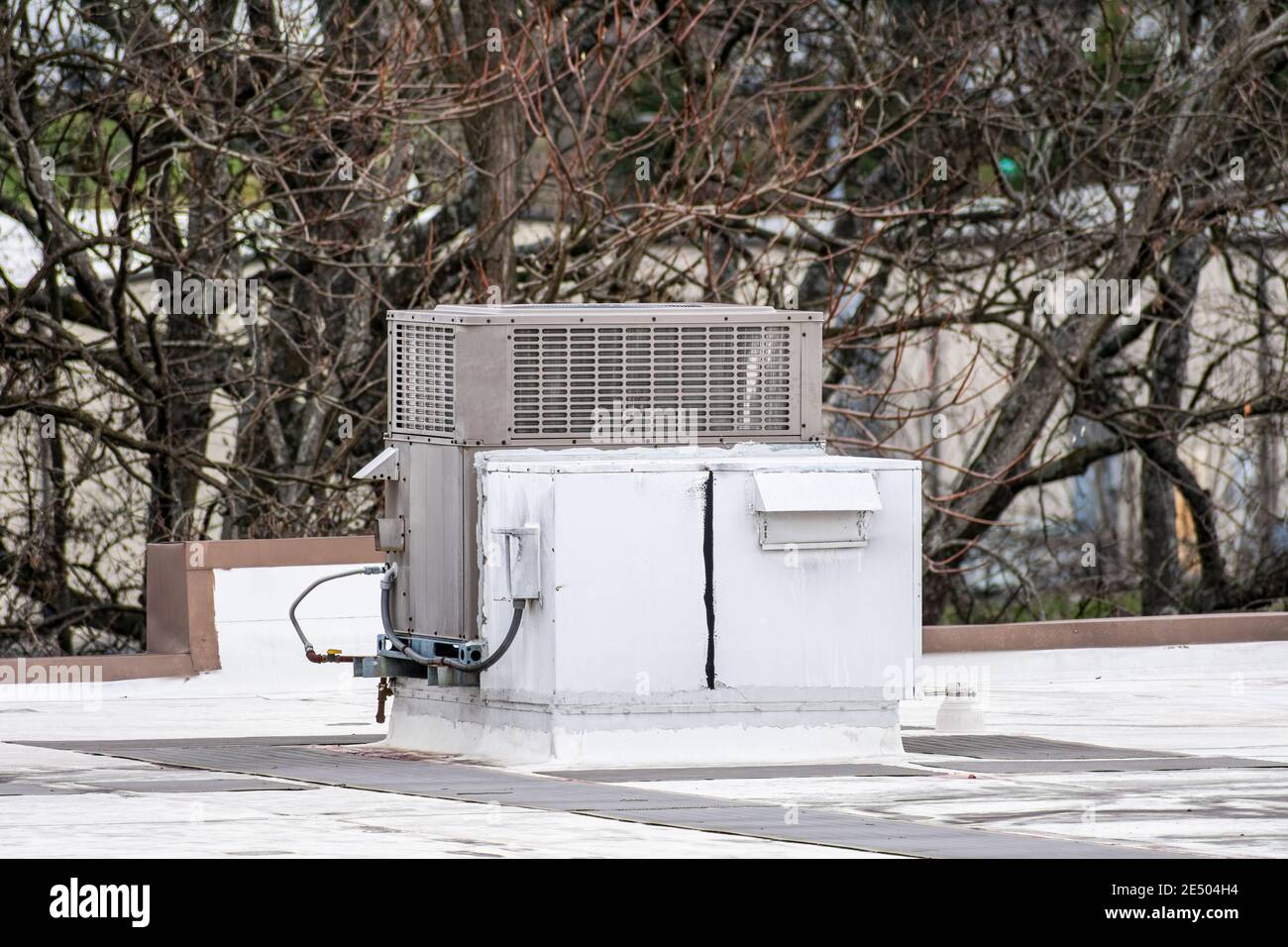 Plan horizontal d'une seule unité de climatisation sur le toit au-dessus d'un bâtiment de bureau médical. Banque D'Images