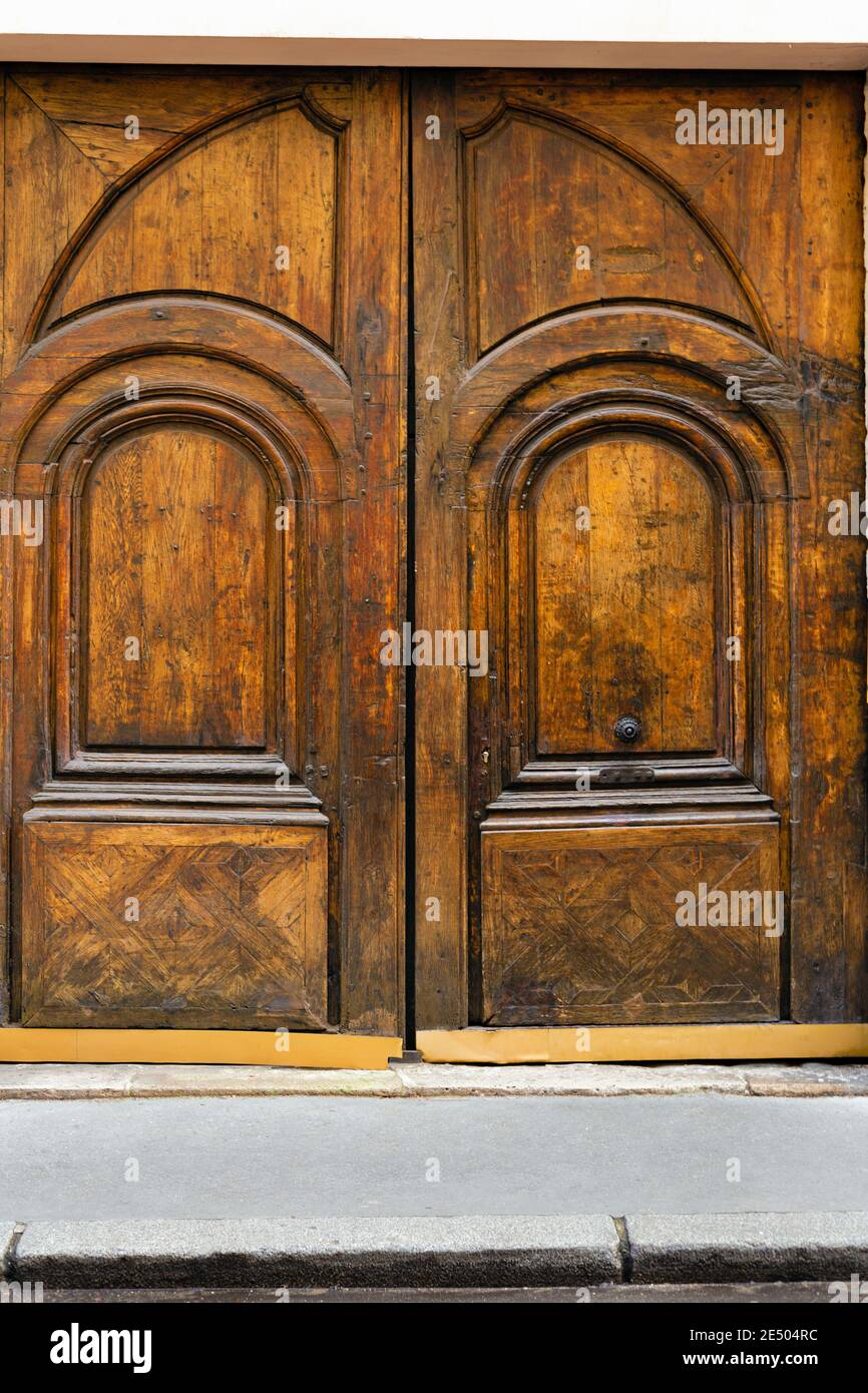 Ancienne porte double en bois. Entrée en bois. Porte brun vintage à Paris France Banque D'Images