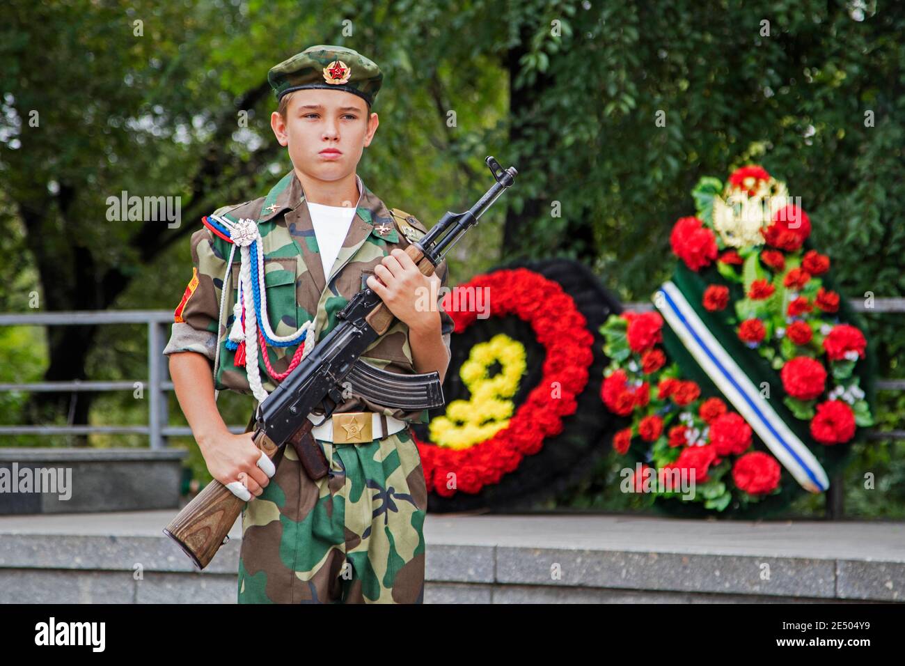 Garçon russe en bataille posant avec AK-47 Kalashnikov dans la ville de Krasnojarsk, Krasnoïarsk Krai, Sibérie, Russie Banque D'Images