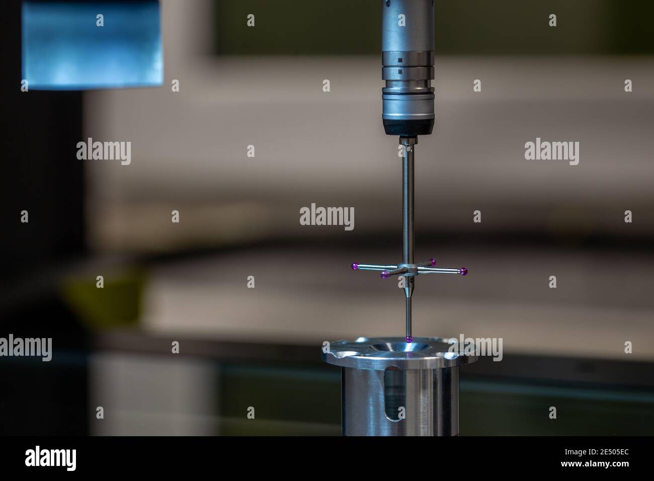 CMM - machine de mesure de coordonnées - sonde de contact mesurer la pièce d'échantillon en aluminium sur la surface de la table en verre. Contro métrologique de production haute précision Banque D'Images
