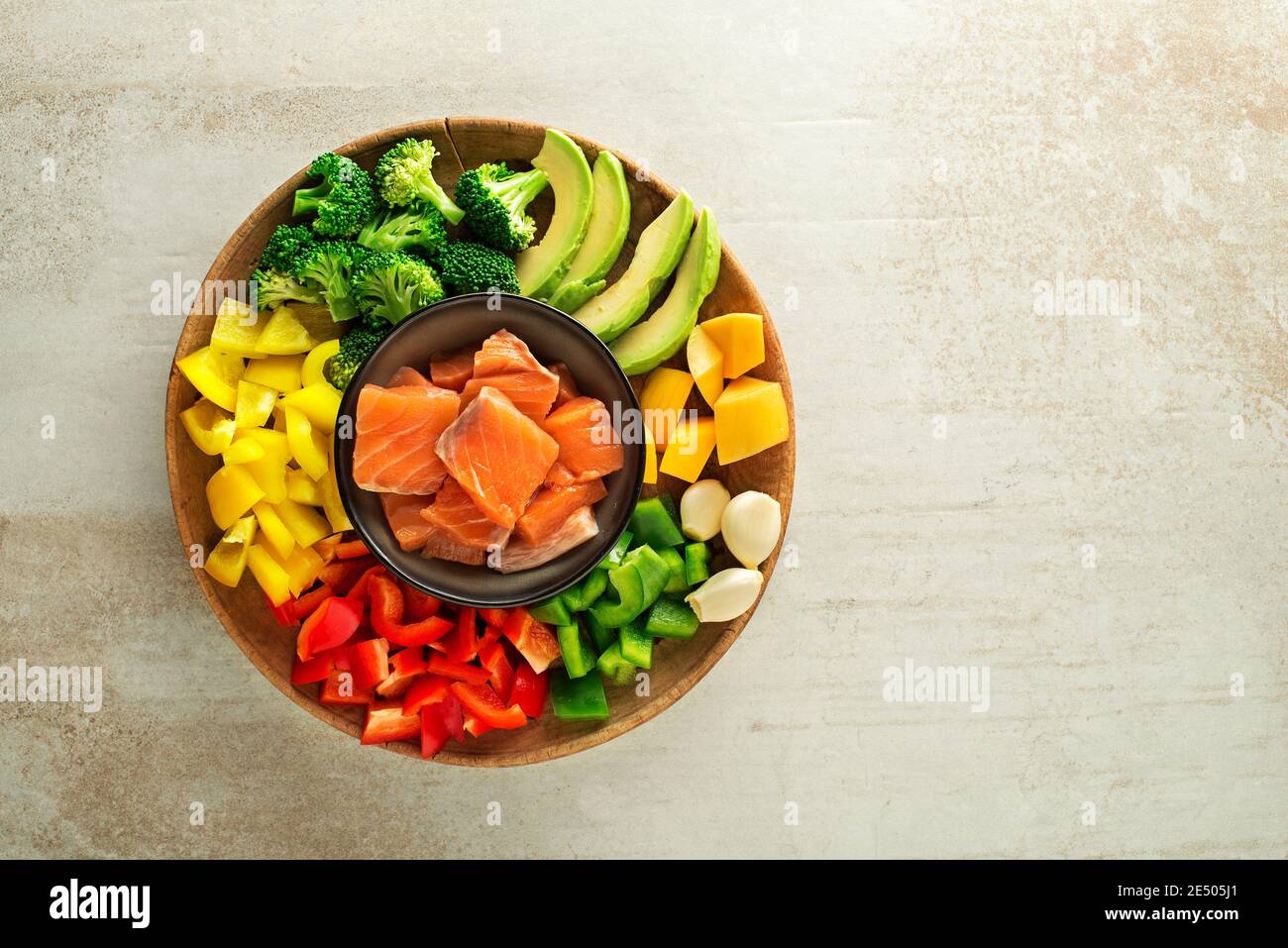 Cuisine repas sain avec steak de saumon et légumes mélangés. Concept de cuisine saine Banque D'Images