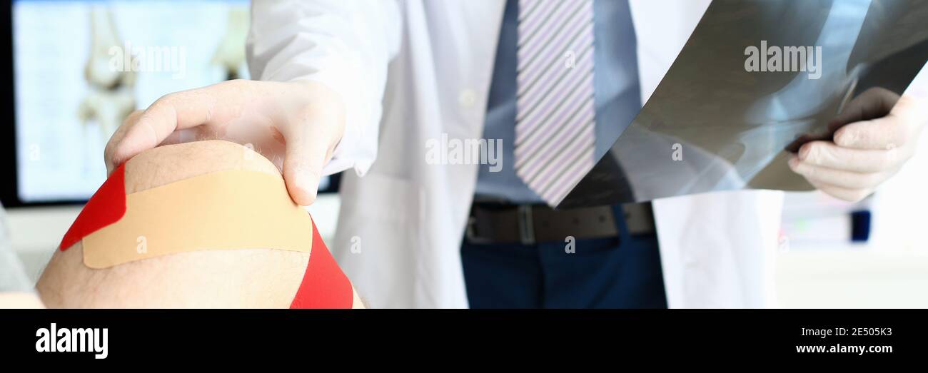 Un spécialiste médical tient les rayons X au bureau Banque D'Images